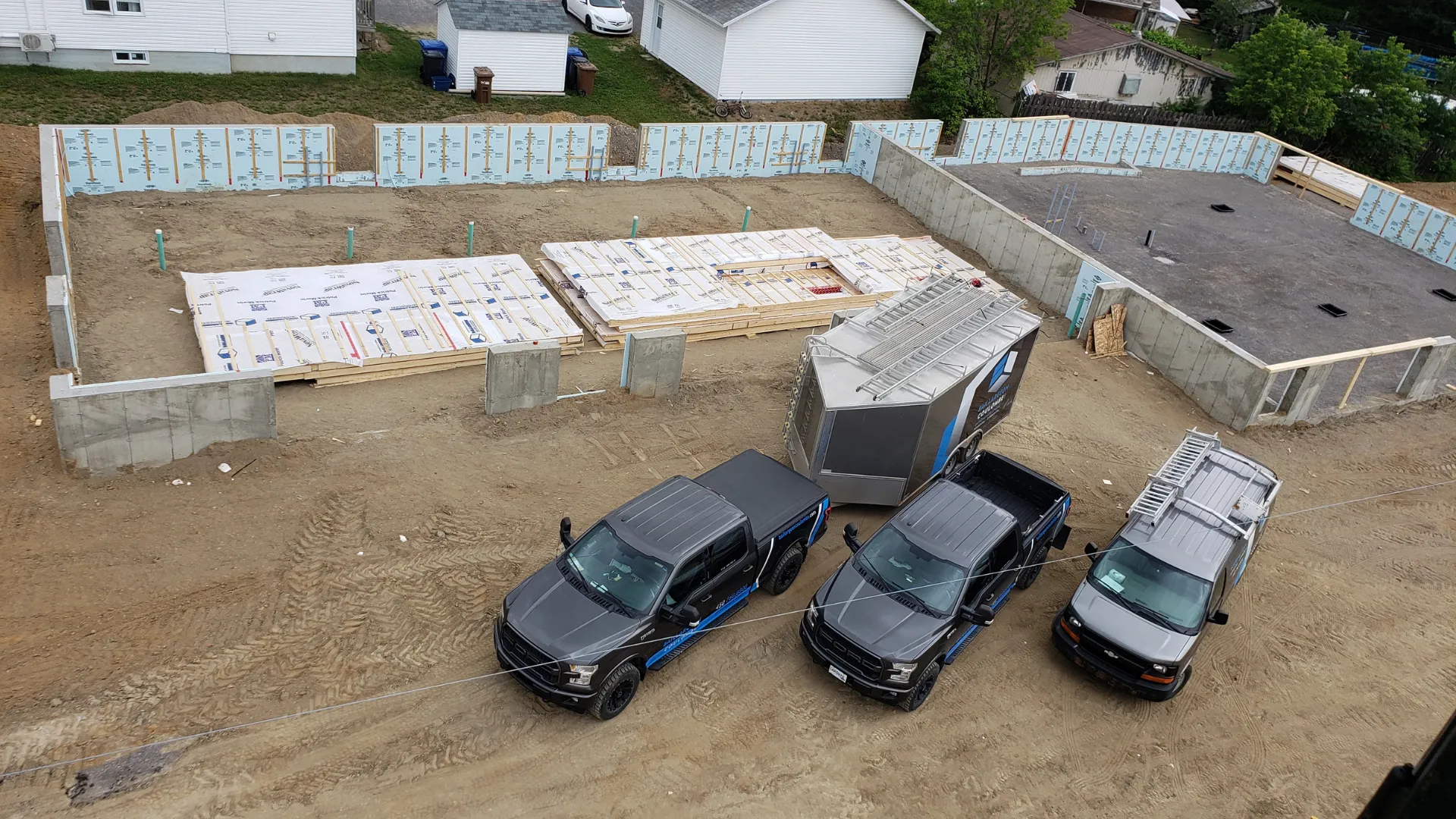 Vue aérienne des fondations coulées avec véhicules de chantier