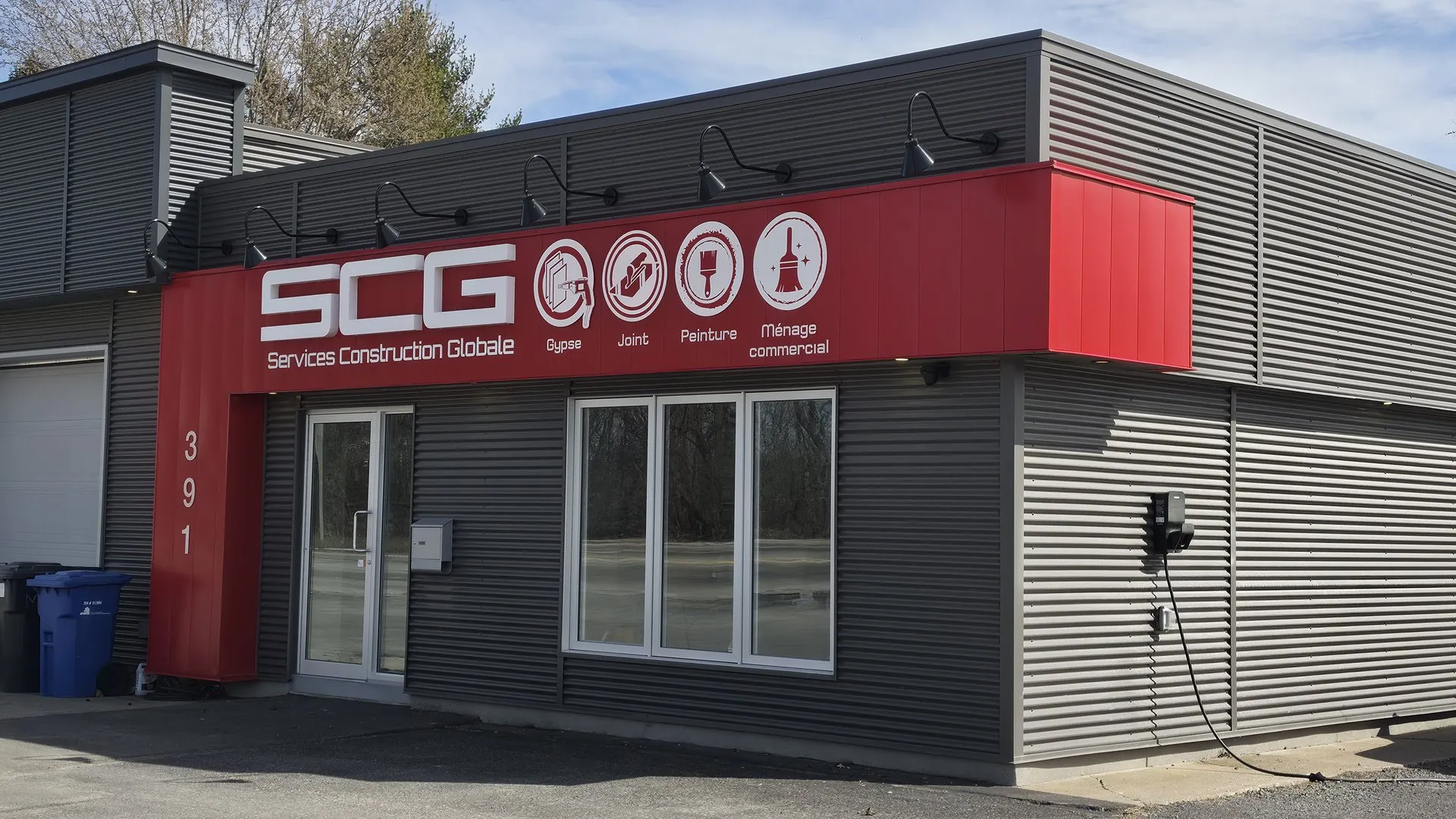 Entrée principale du siège social SCG avec enseigne rouge au 391 rue de la Visitation