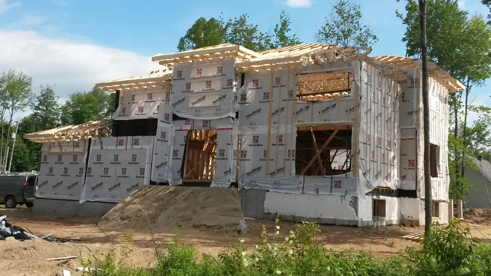 Charpente de la résidence en cours de montage à Saint-Félix-de-Valois
