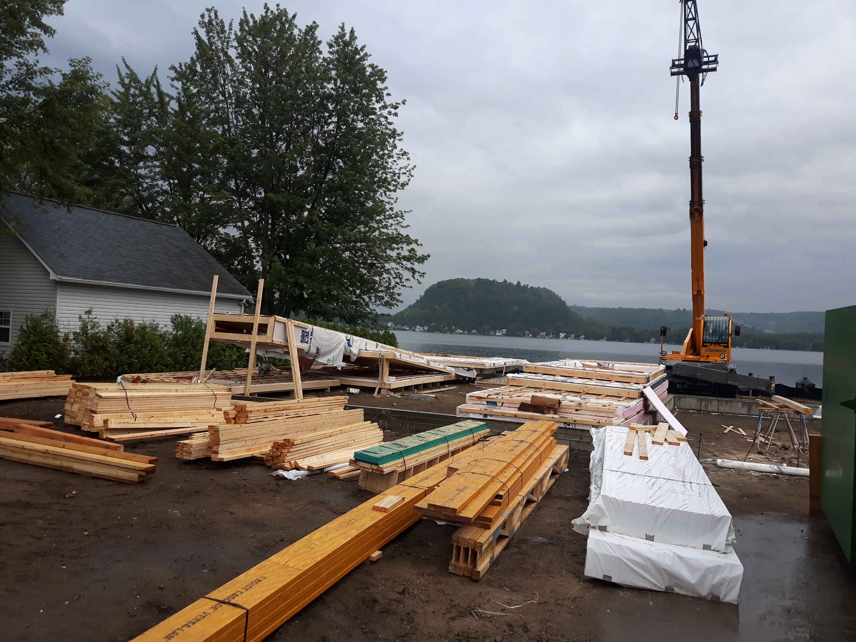 Matériaux de charpente livrés sur le terrain au bord du lac