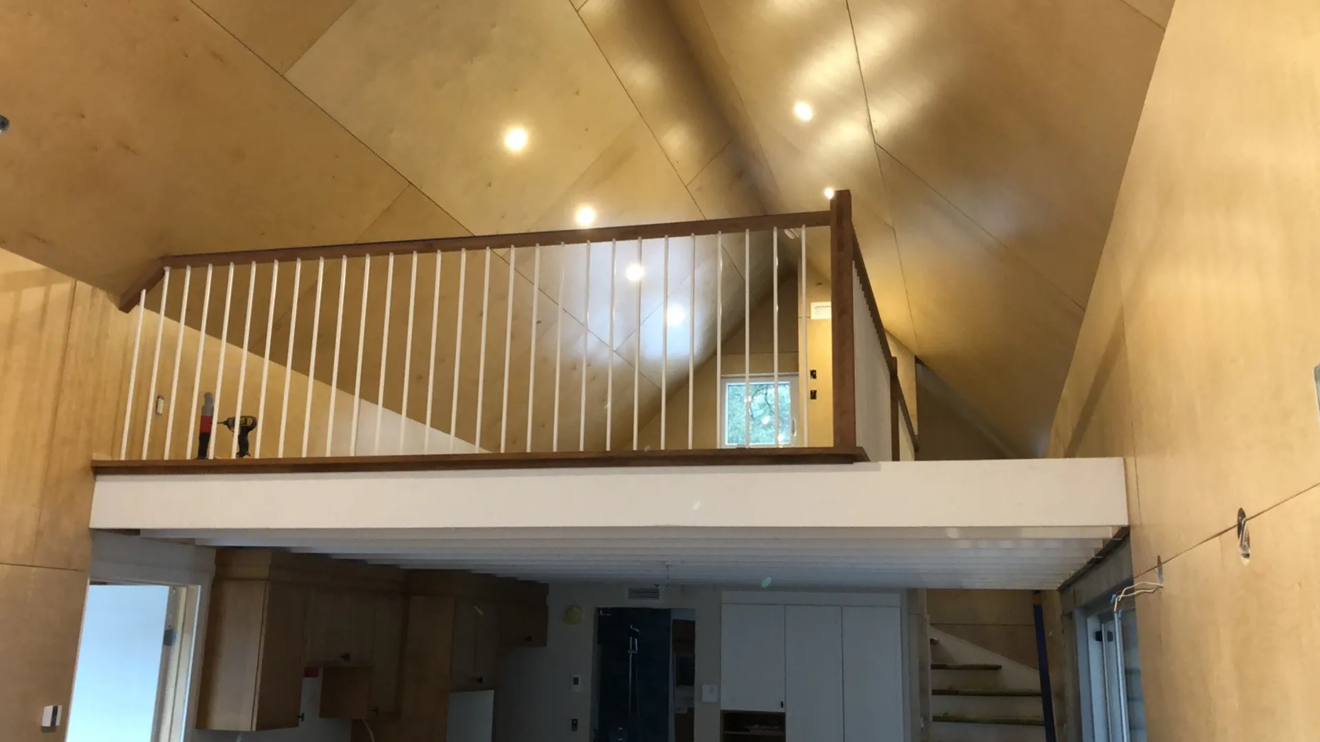 Vue intérieure de la mezzanine avec plafond cathédrale en bois
