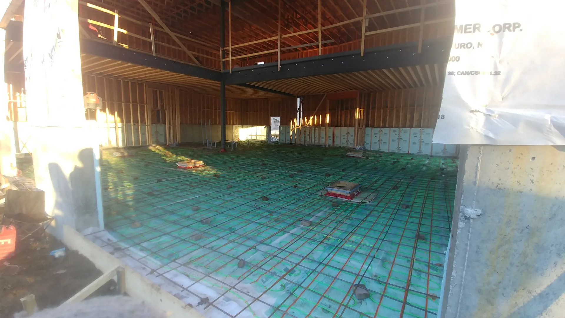 Armature et plancher radiant en treillis vert