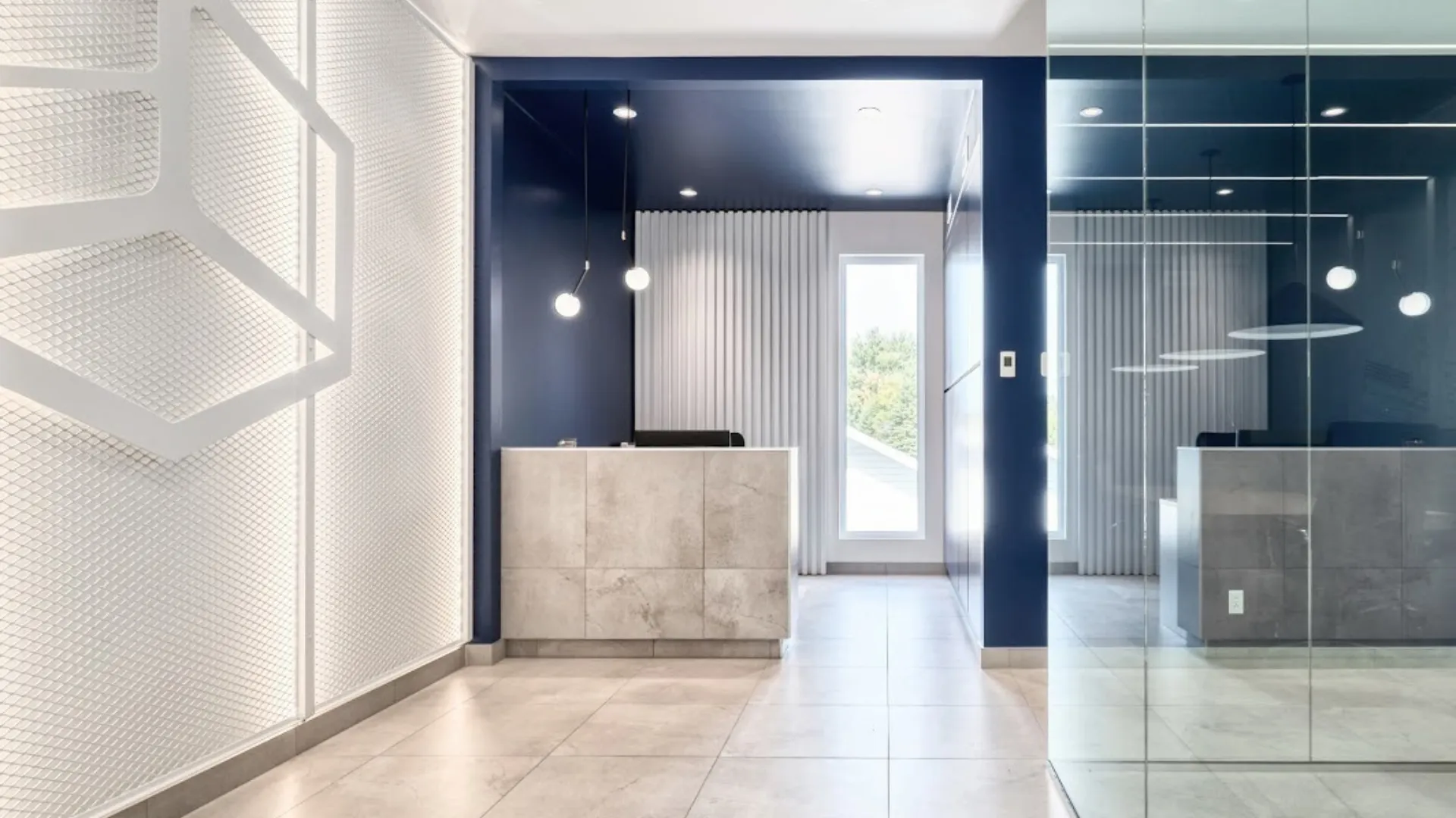 Hall d'accueil intérieur avec mur bleu nuit et comptoir en pierre