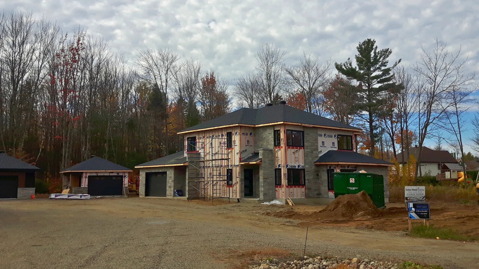 Phase d'enveloppe en automne avec pierre claire installée au rez-de-chaussée
