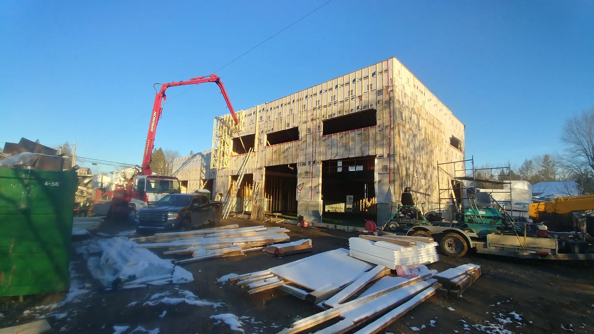 Bétonnage hivernal avec pompe à béton sur le chantier