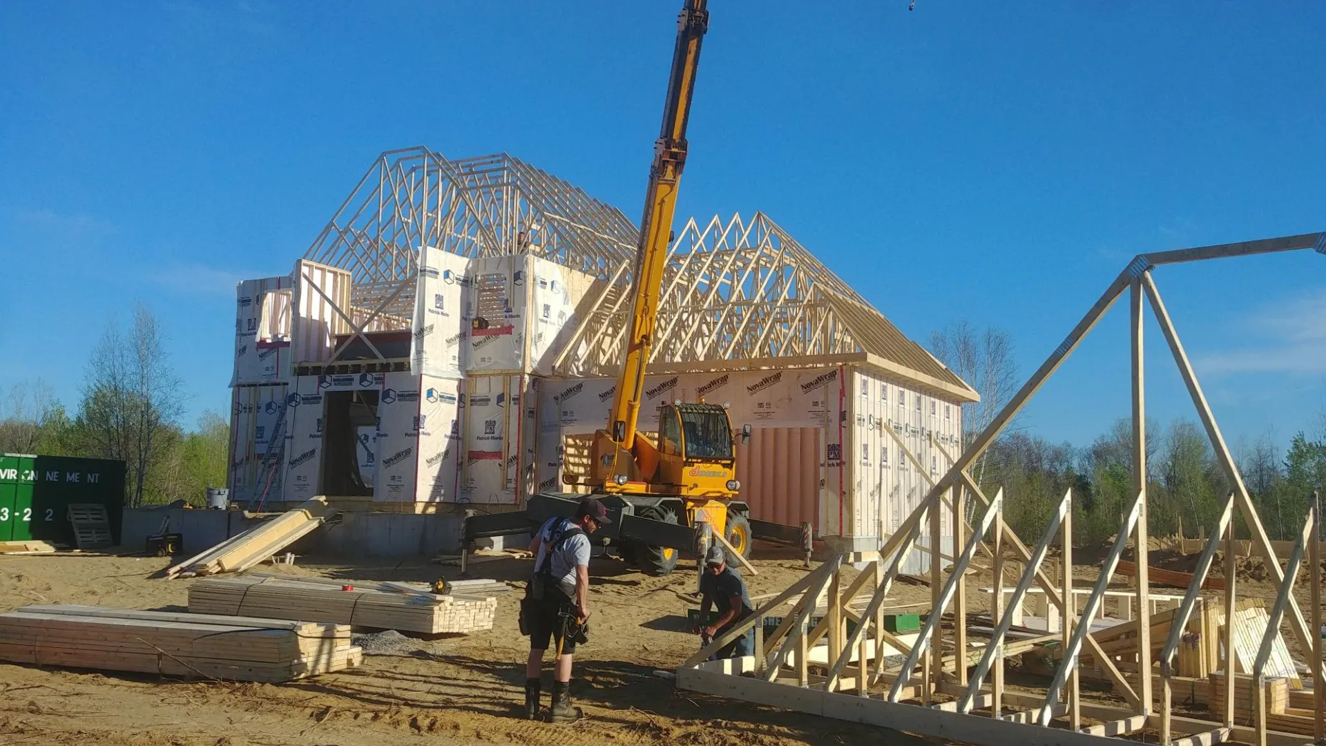 Levage de la charpente par grue télescopique
