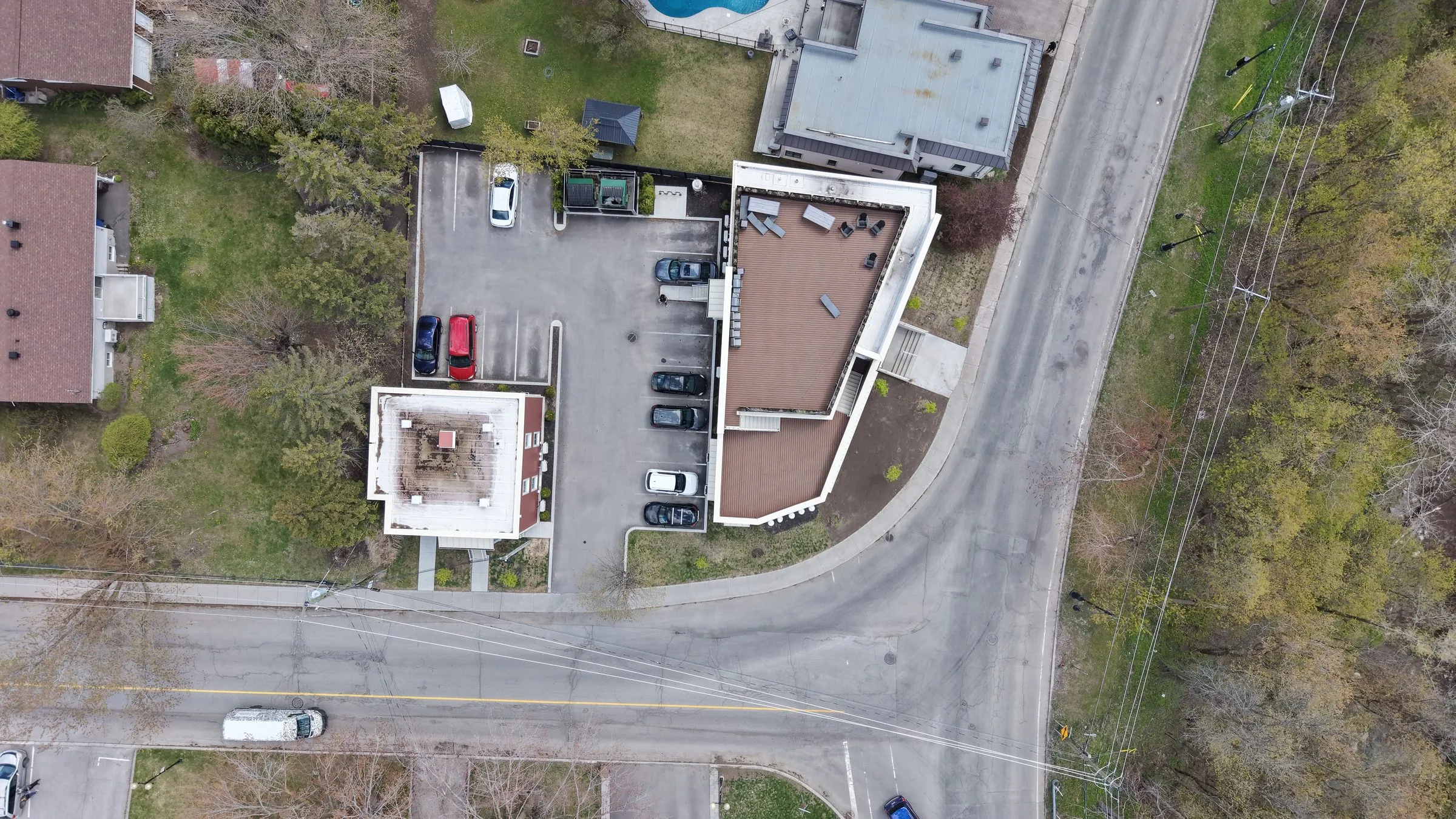 Vue aérienne du site SB Training à Saint-Roch-de-l'Achigan : les bâtiments et le stationnement à l'intersection