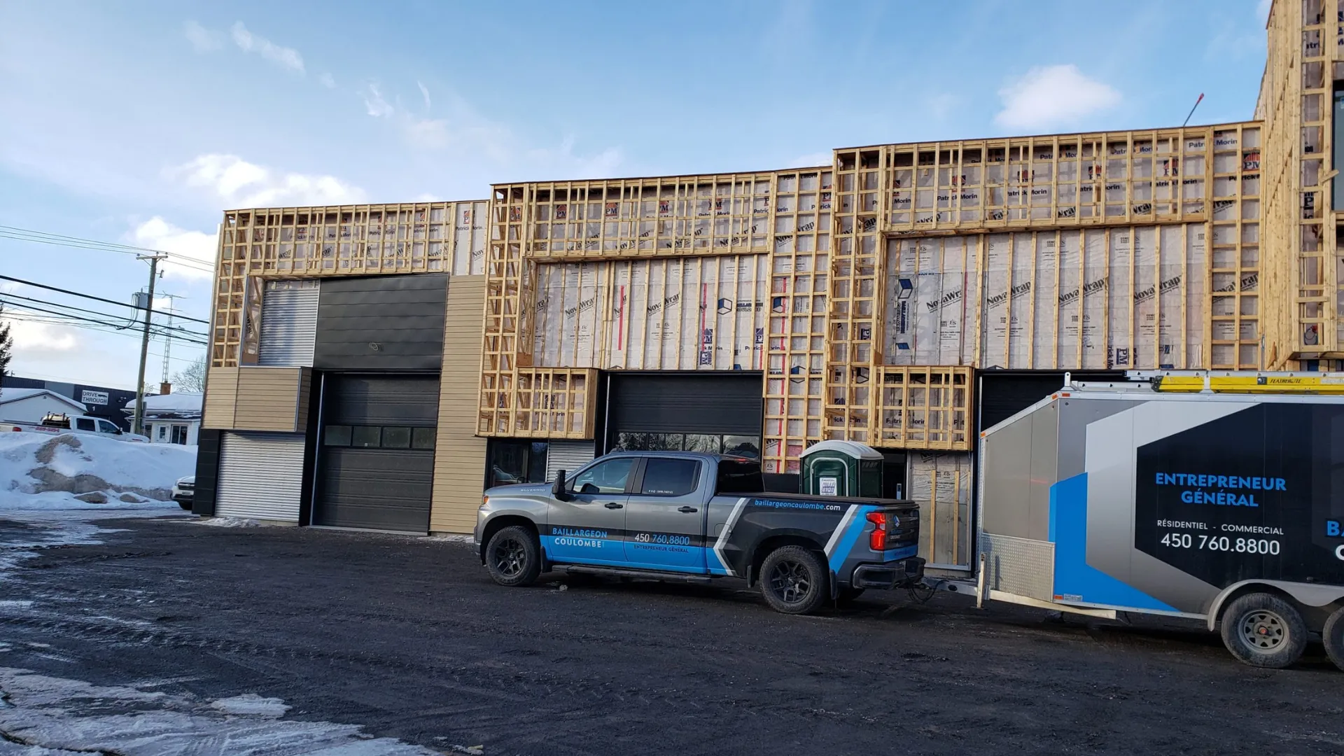 Charpente avec porte de garage et camion Baillargeon Coulombe
