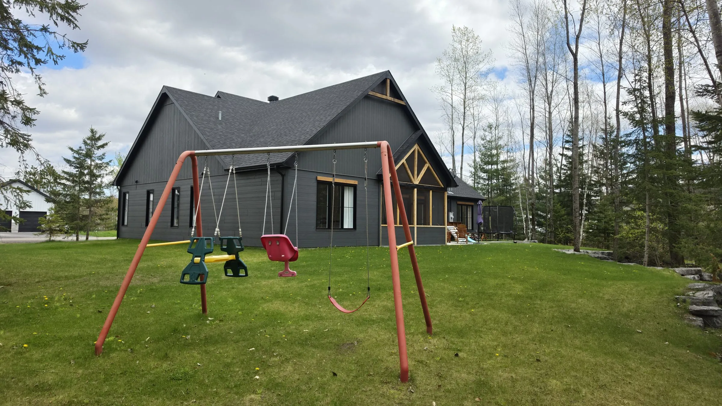 Façade latérale arrière avec balançoires pour enfants