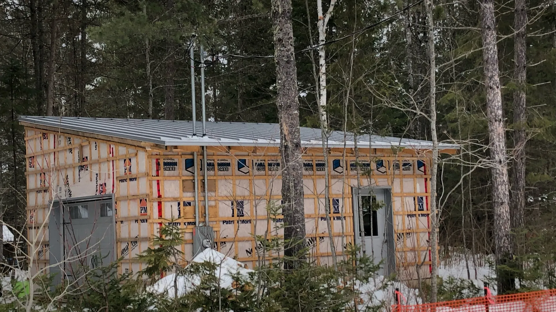Bâtiment secondaire en construction dans la forêt