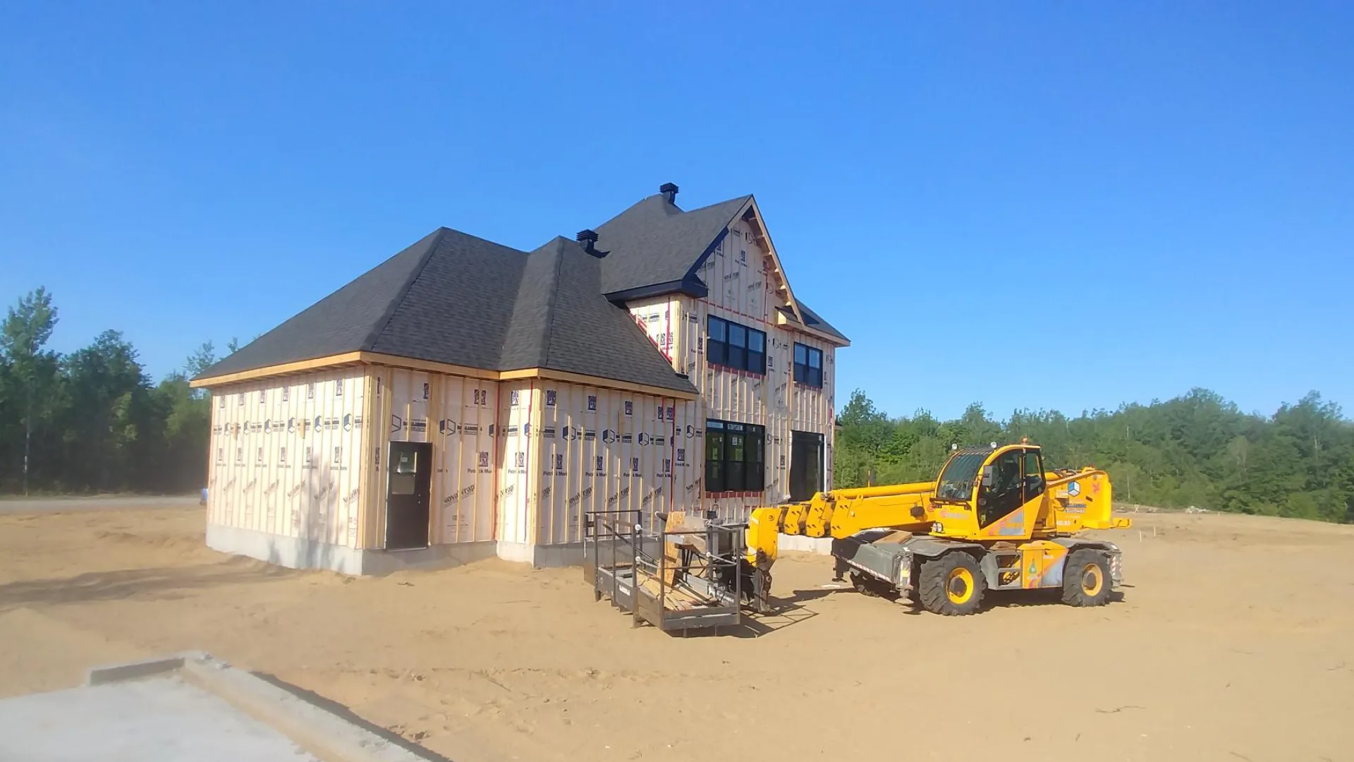 Phase d'enveloppe avec toiture noire posée