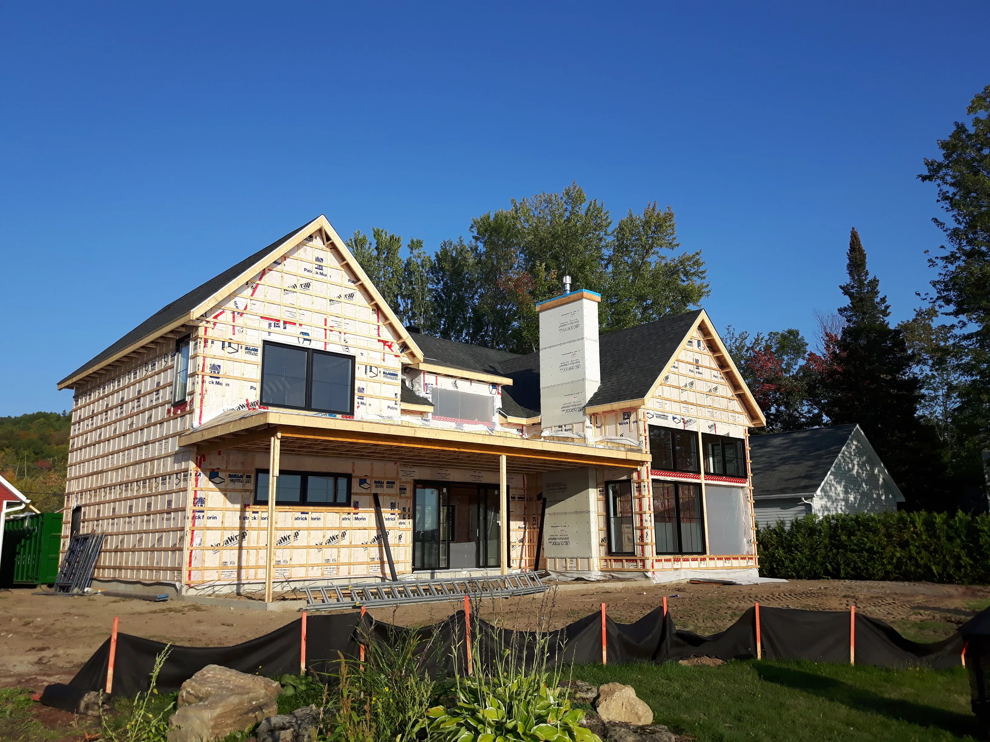 Façade côté lac avec galerie couverte en construction