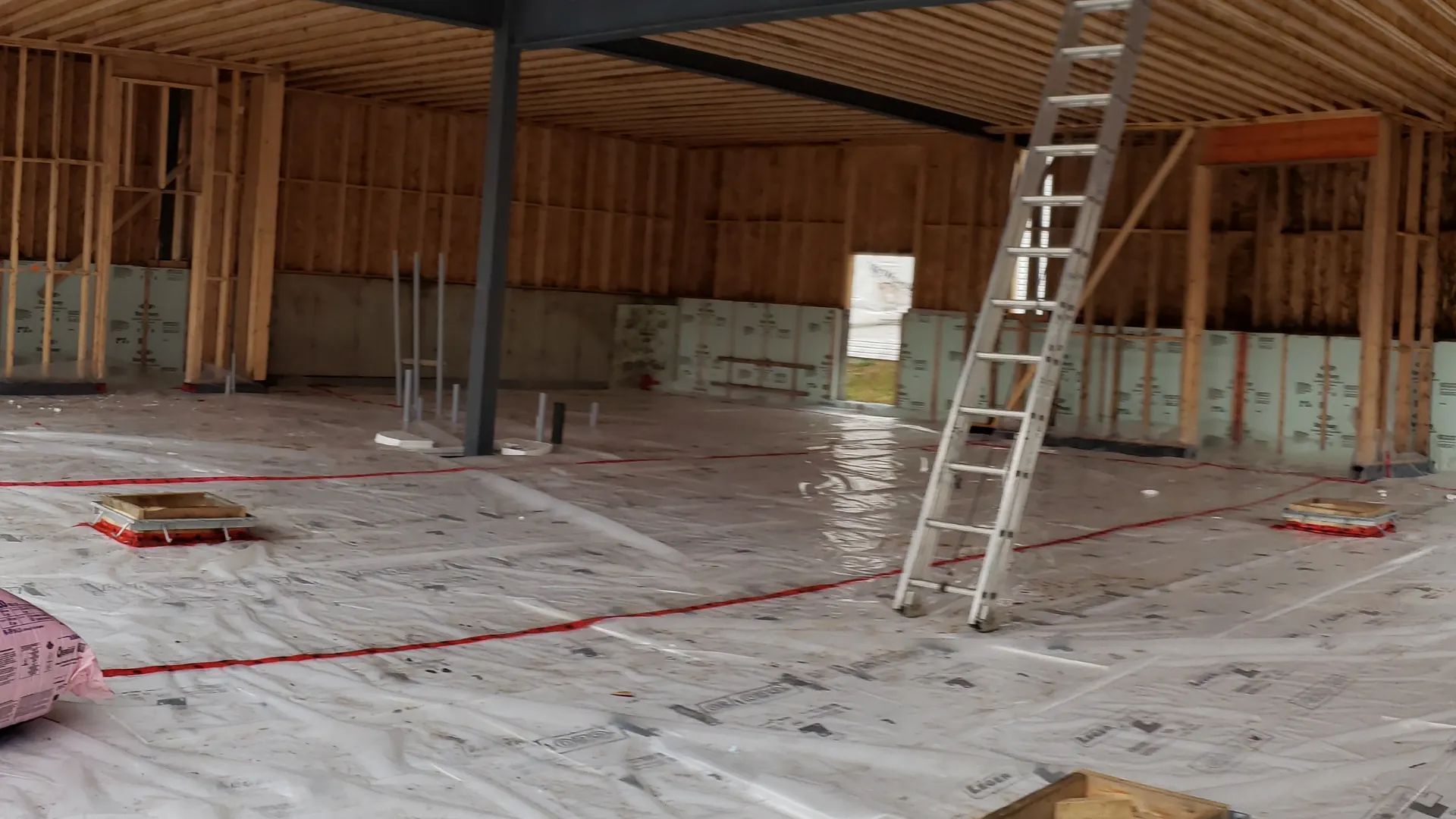 Mezzanine en construction avec membrane de plancher