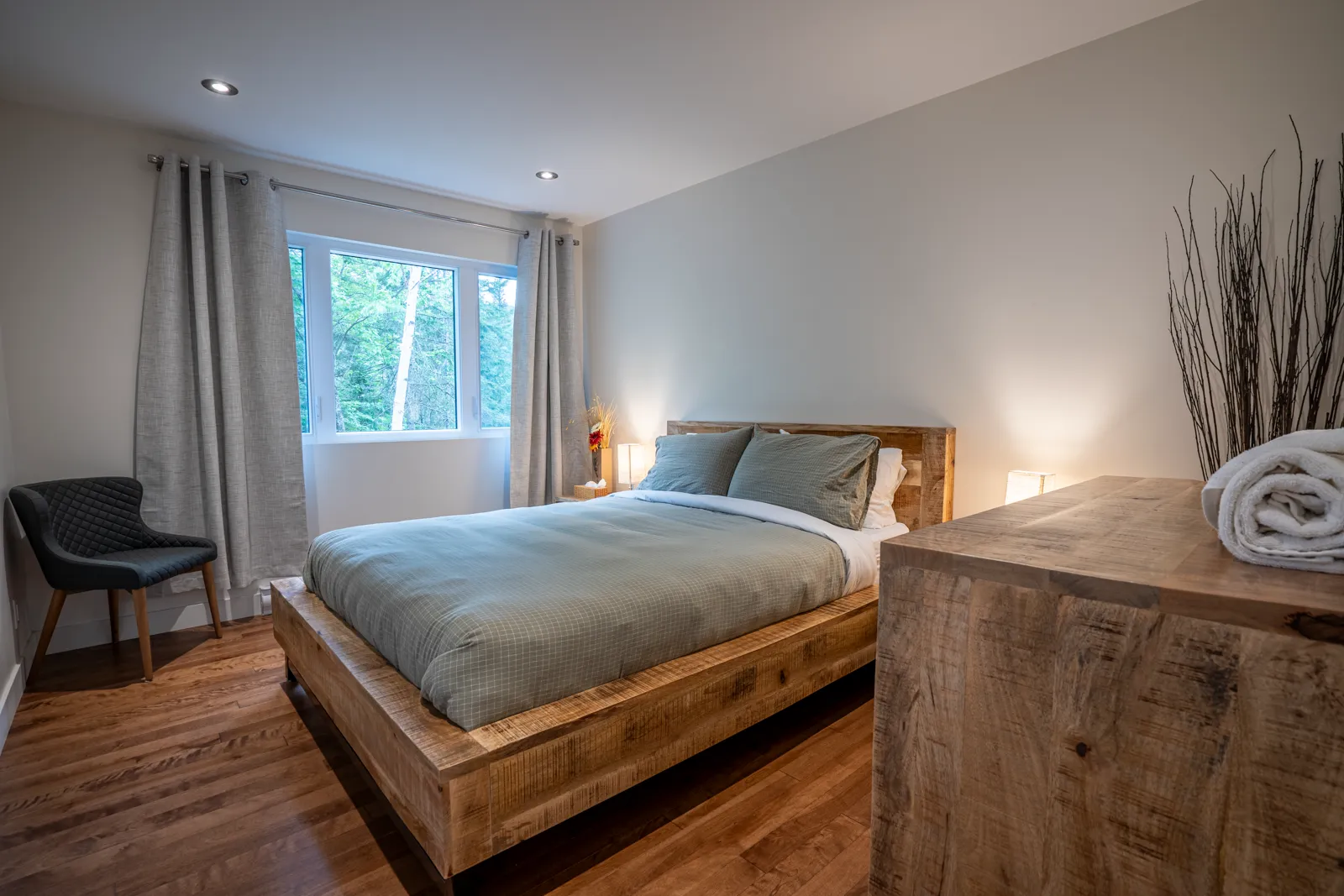 Chambre principale avec finitions naturelles