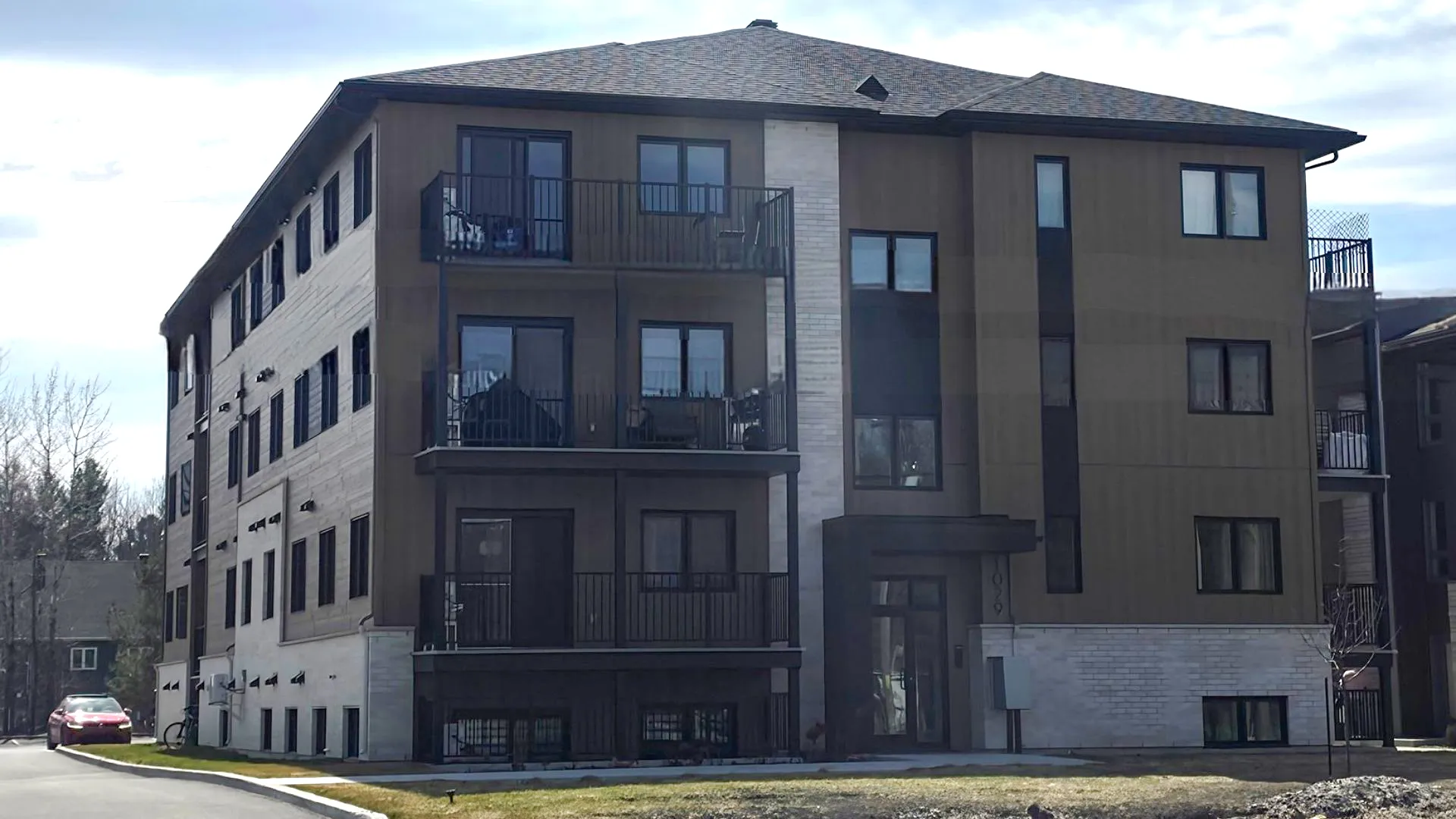 Vue aérienne de l'immeuble de 19 logements à Saint-Charles-Borromée