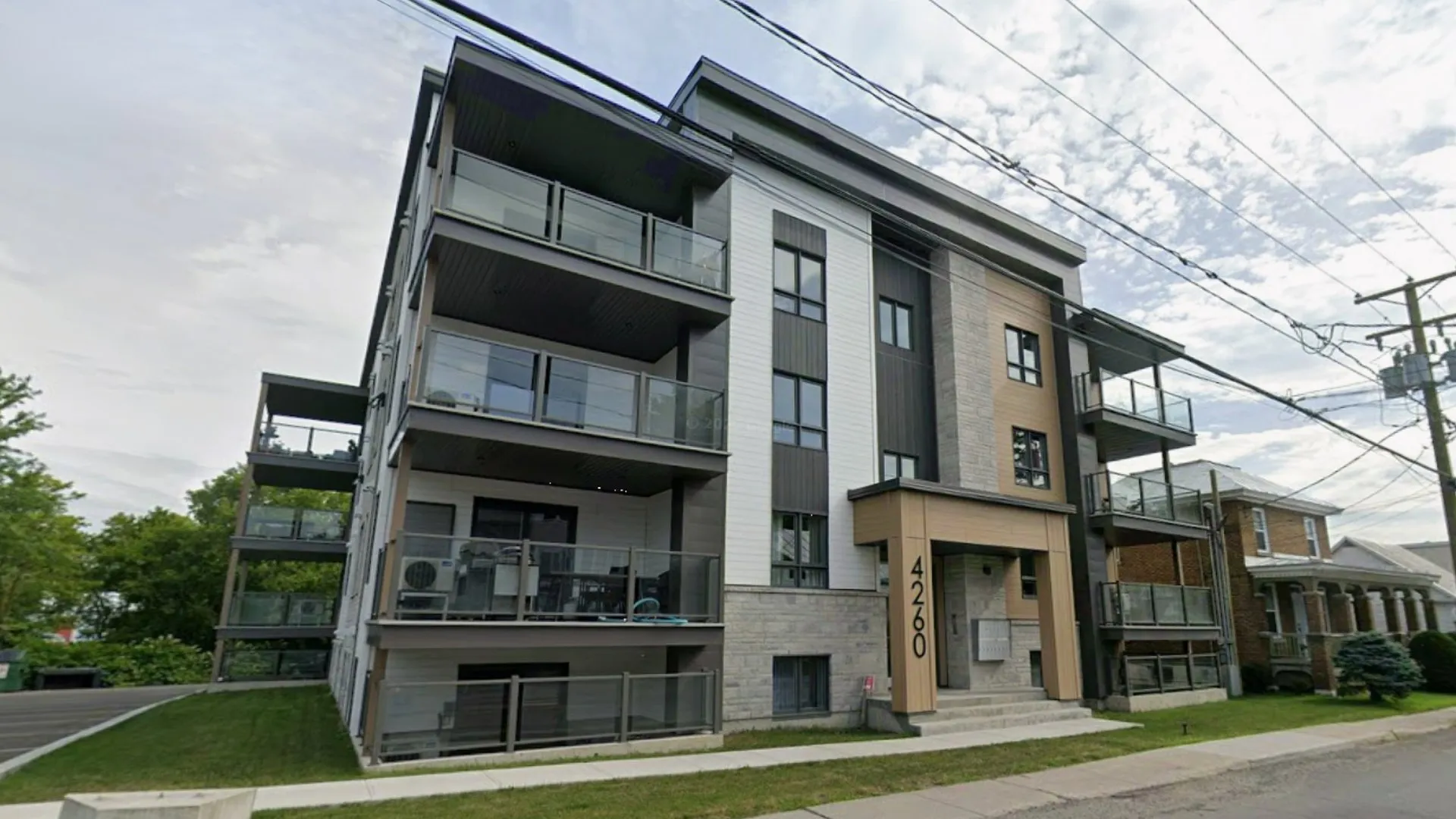 Immeuble de 16 logements en finition extérieure à Saint-Félix-de-Valois