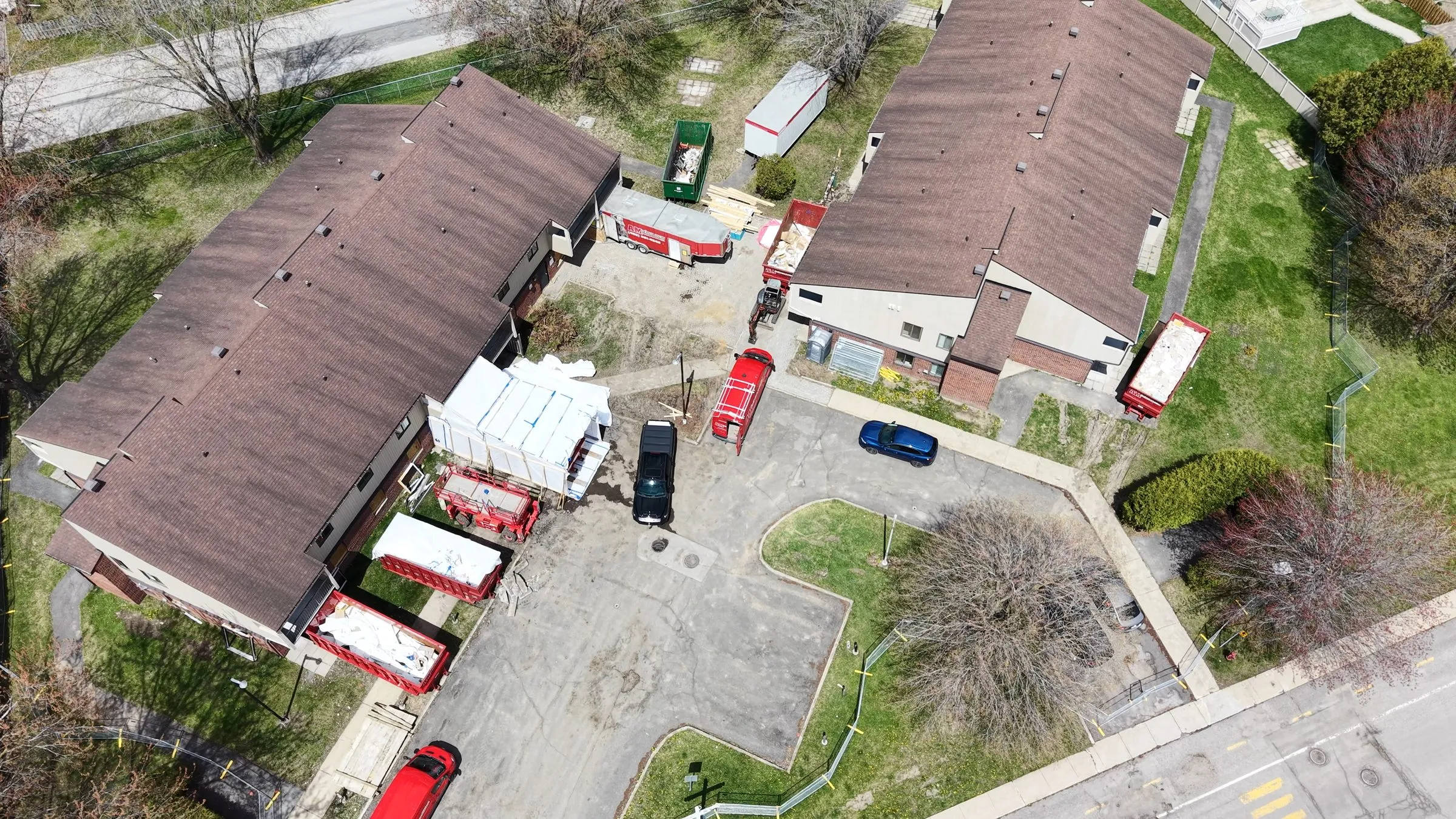 Vue aérienne du chantier de décontamination amiante OMH au 155-157 Mgr Lajeunesse, L'Épiphanie