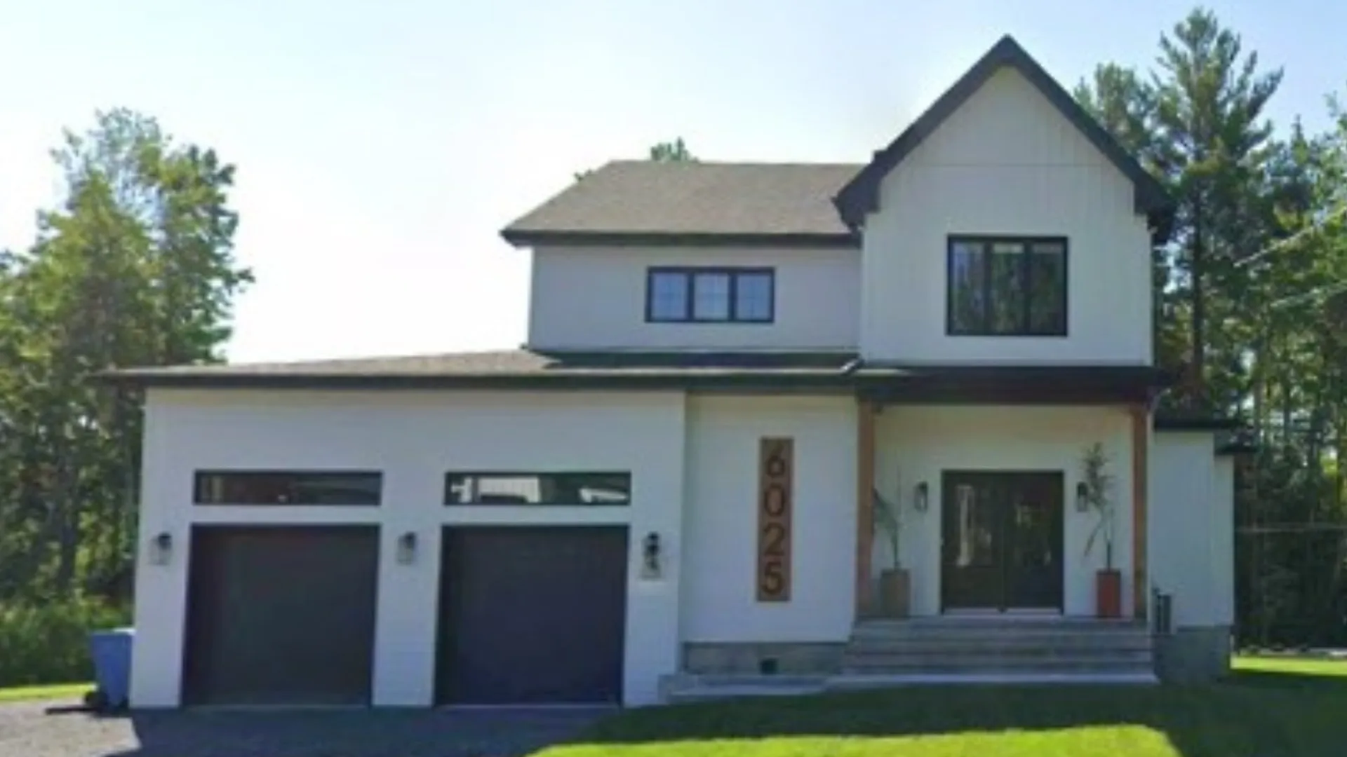 Résidence contemporaine au 6025 rue du Cerf