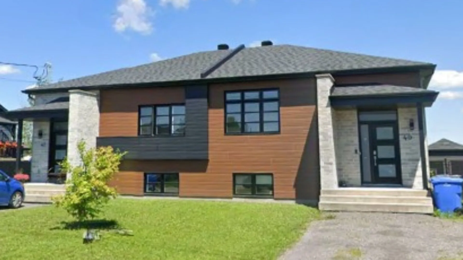 Duplex côte à côte avec toit pentu noir au 40 rue Guilbault, Notre-Dame-de-Lourdes