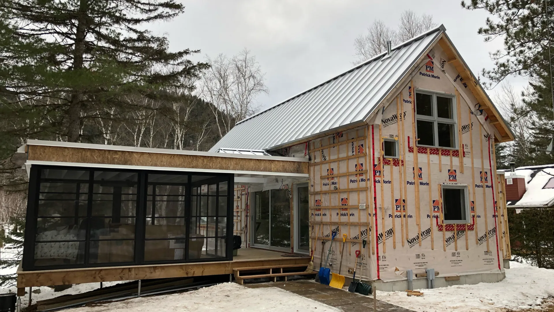 Chalet contemporain en phase d'enveloppe avec solarium 3 saisons à Sainte-Émélie-de-l'Énergie