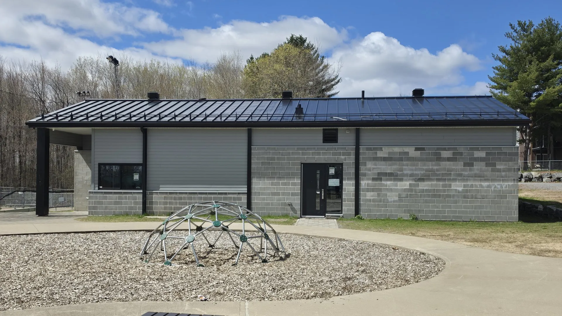 Agrandissement en cours d'un bâtiment commercial à Sainte-Julienne