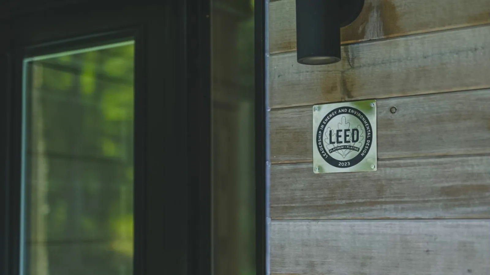 Chalet LEED Platine à Saint-Côme : façade en bardage de bois et terrasse couverte