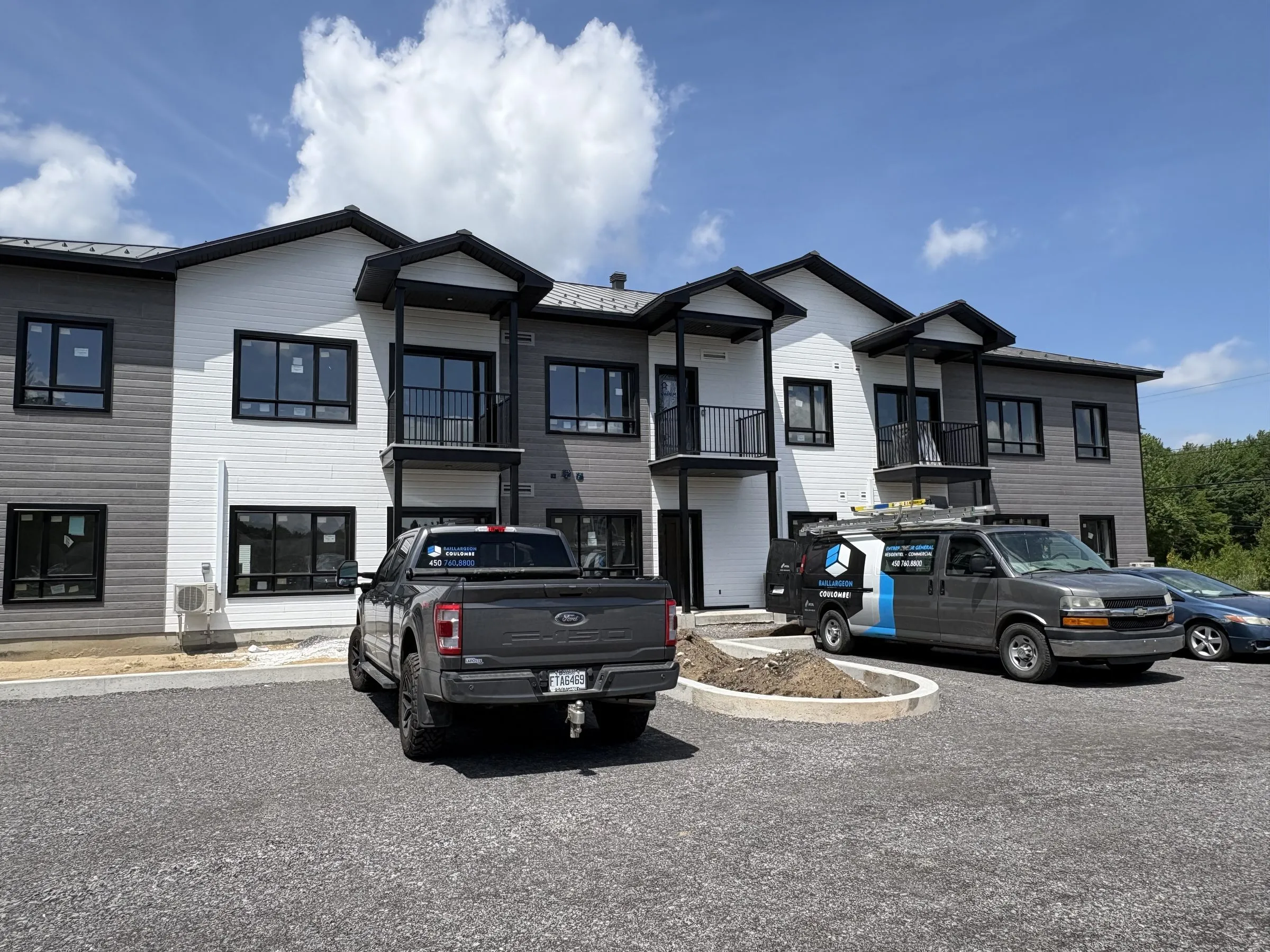 Façade du premier immeuble des Maisons Féliciennes, parement gris et blanc à pignons multiples