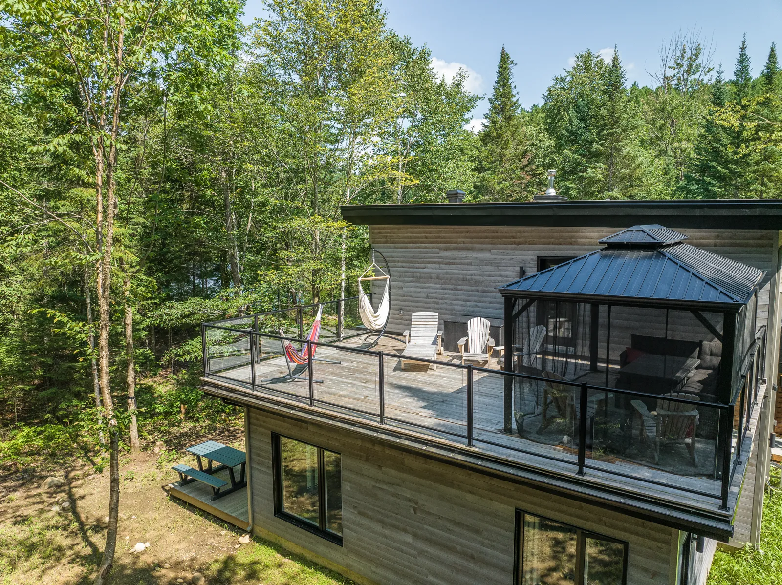 Intégration paysagère du chalet dans la forêt mature