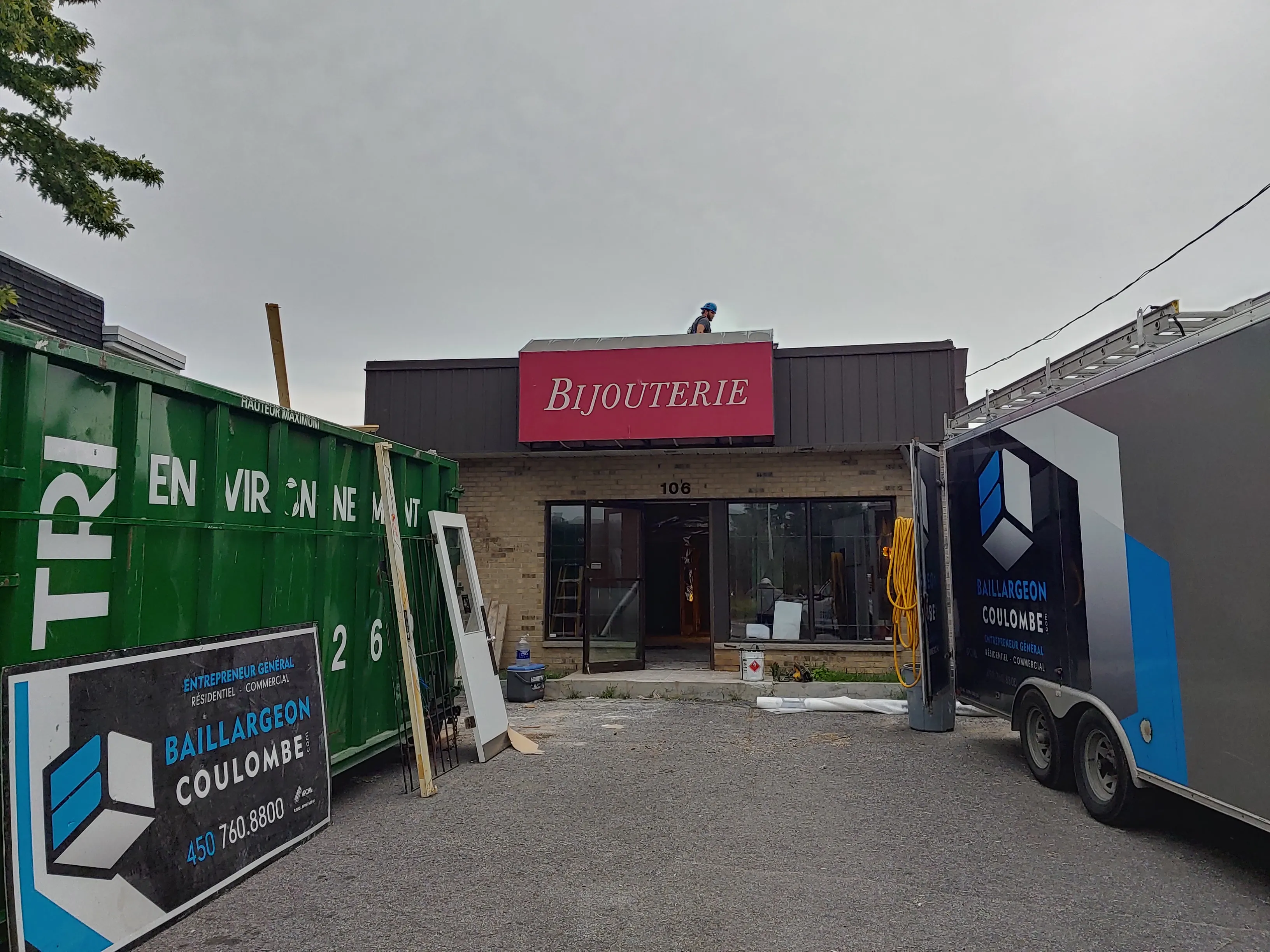 Le 106 rue de la Visitation au début du chantier : l'ancienne bijouterie avant transformation