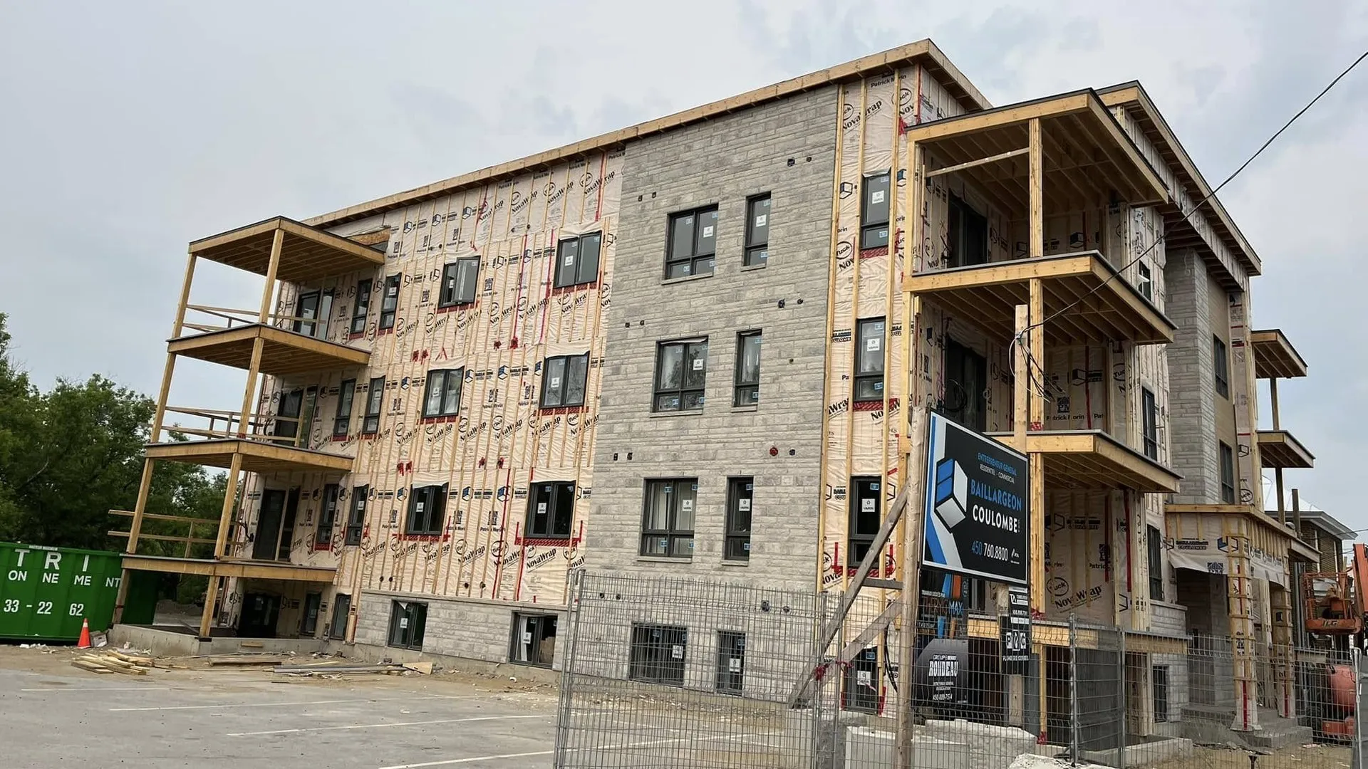 Vue extérieure du 16-logements à Saint-Félix-de-Valois