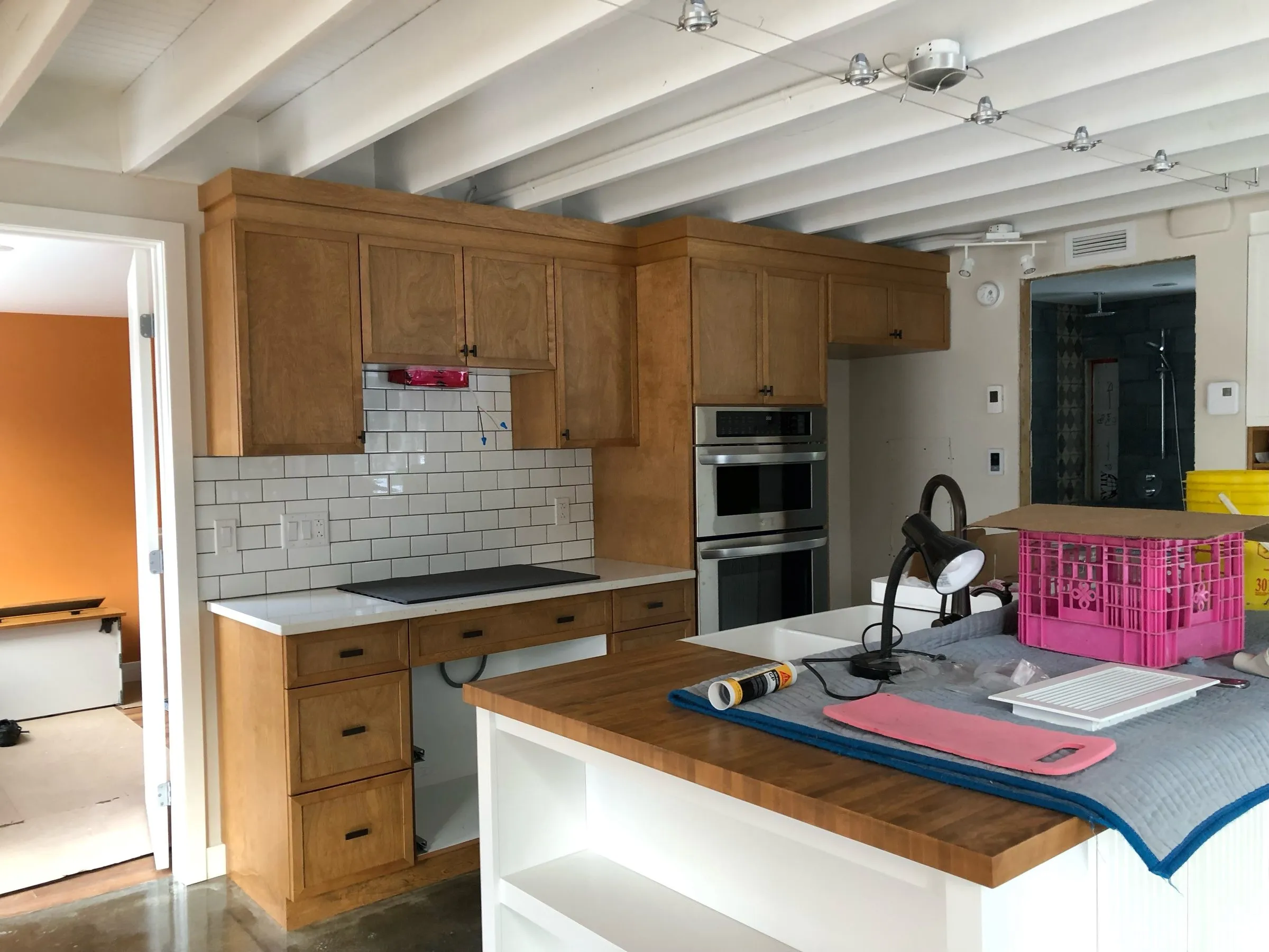 Cuisine du chalet avec îlot, armoires de bois et dosseret clair