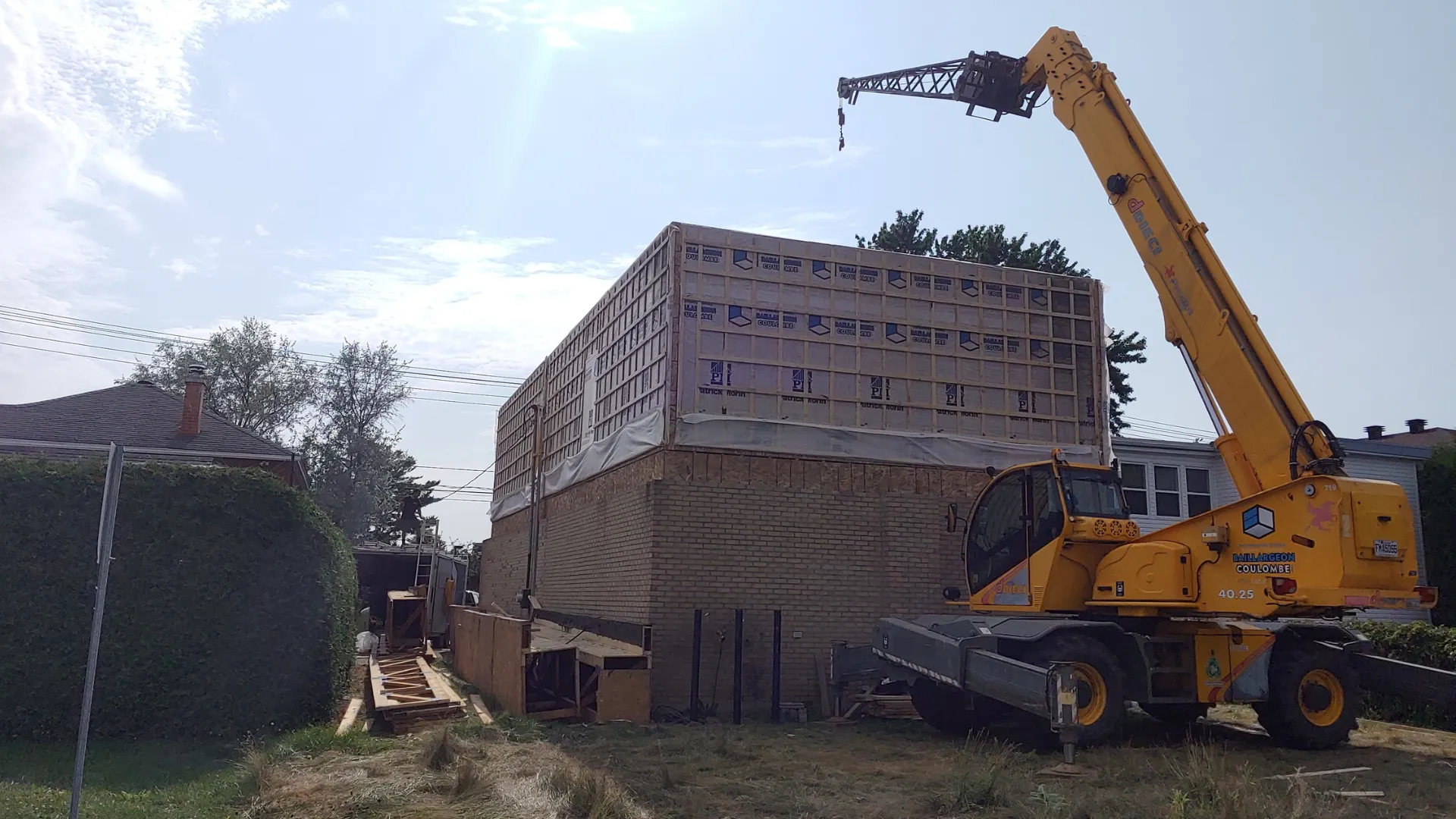 Levage de la structure à la grue pendant le chantier