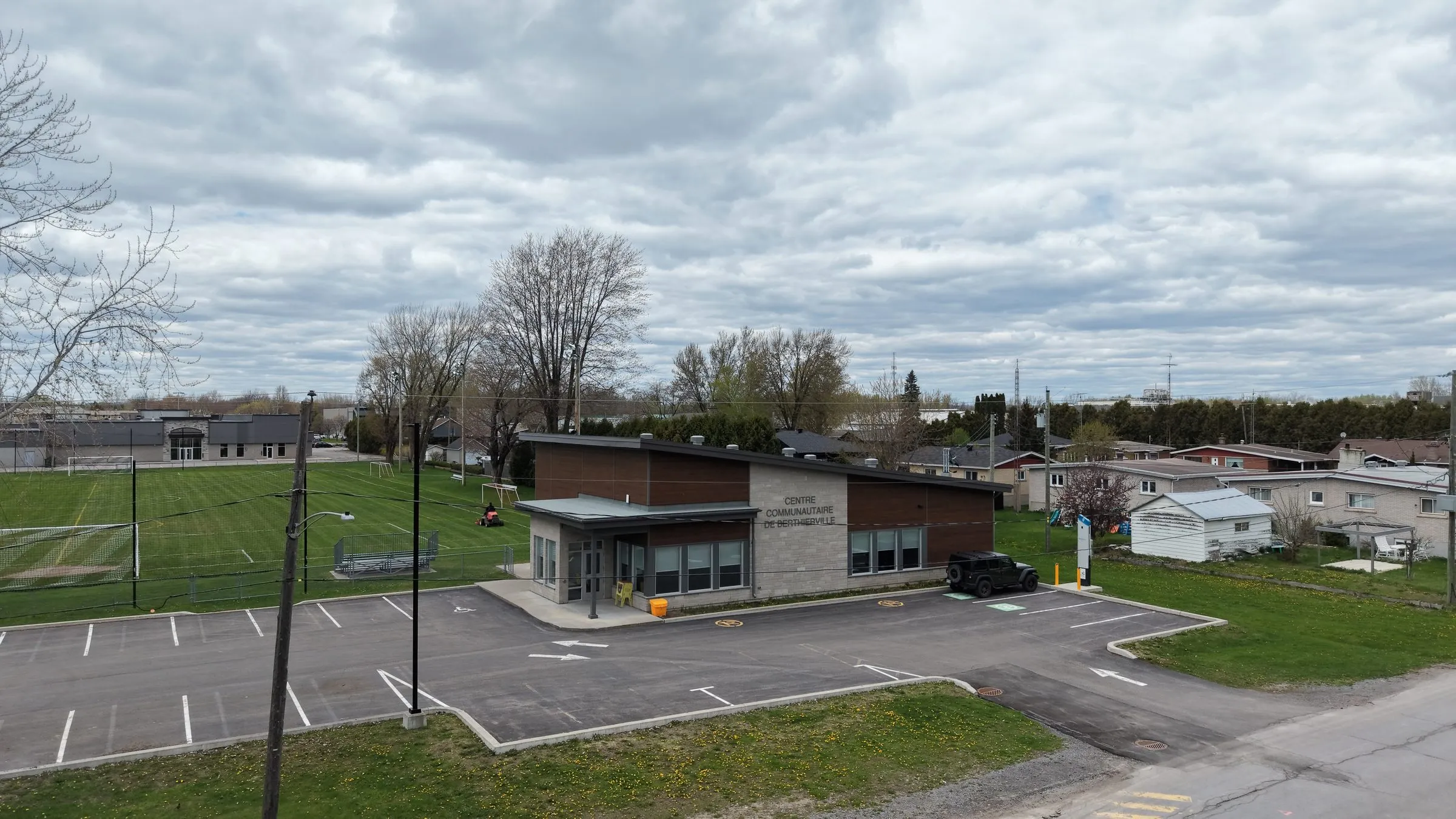 Vue en hauteur du bâtiment livré et de son stationnement