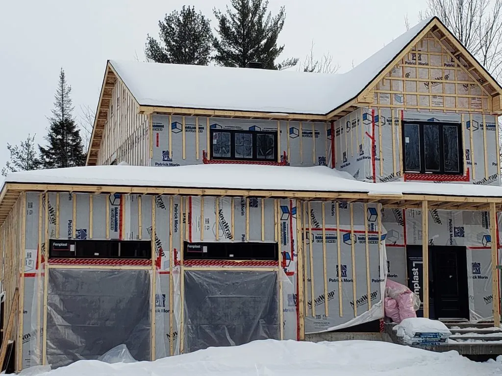 Le chantier en hiver, enveloppe posée et ouvertures protégées