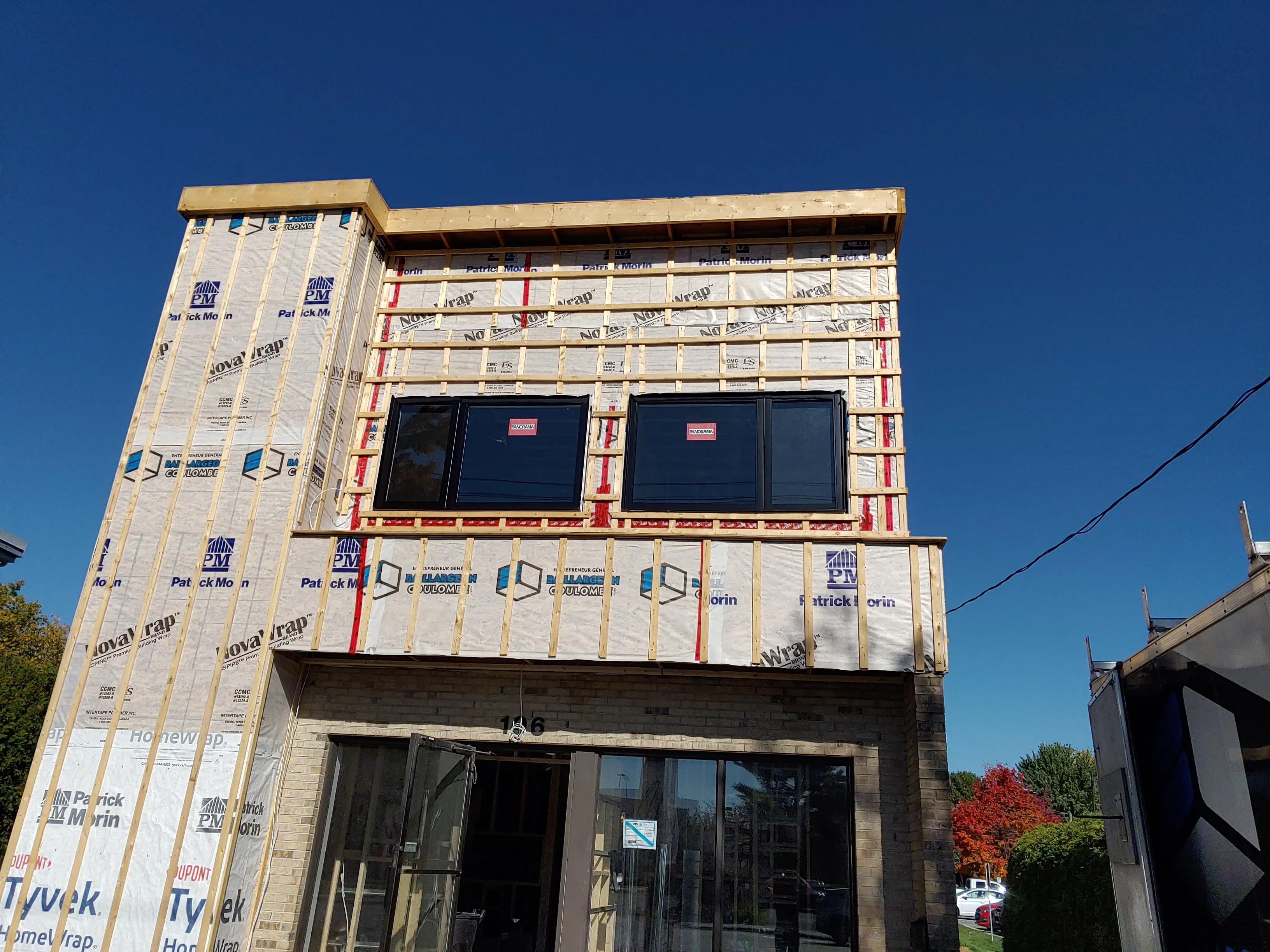 La nouvelle enveloppe extérieure en cours de montage : membrane d'étanchéité et fenêtres neuves