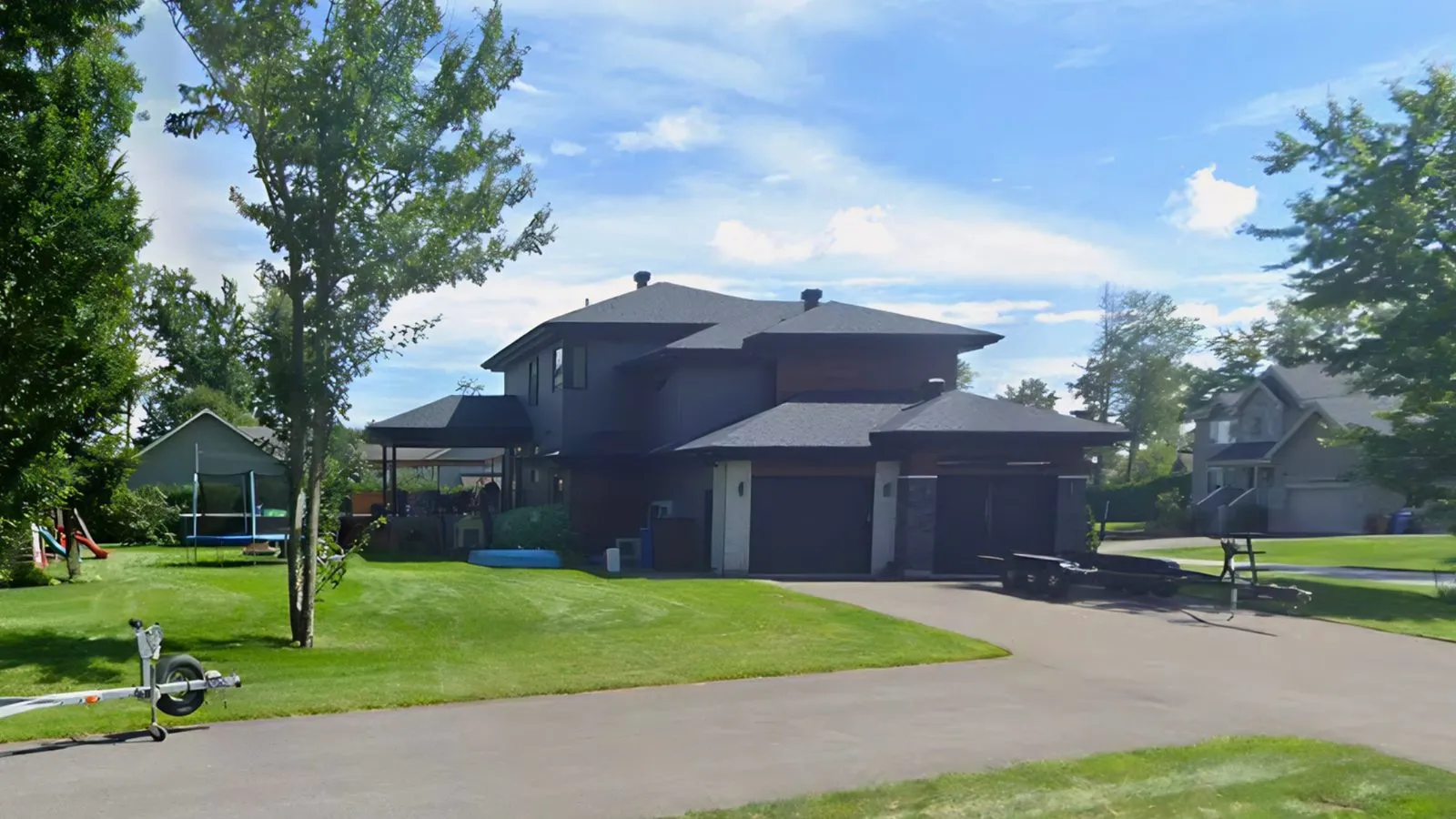 La résidence vue depuis l'allée, garage intégré au volume principal