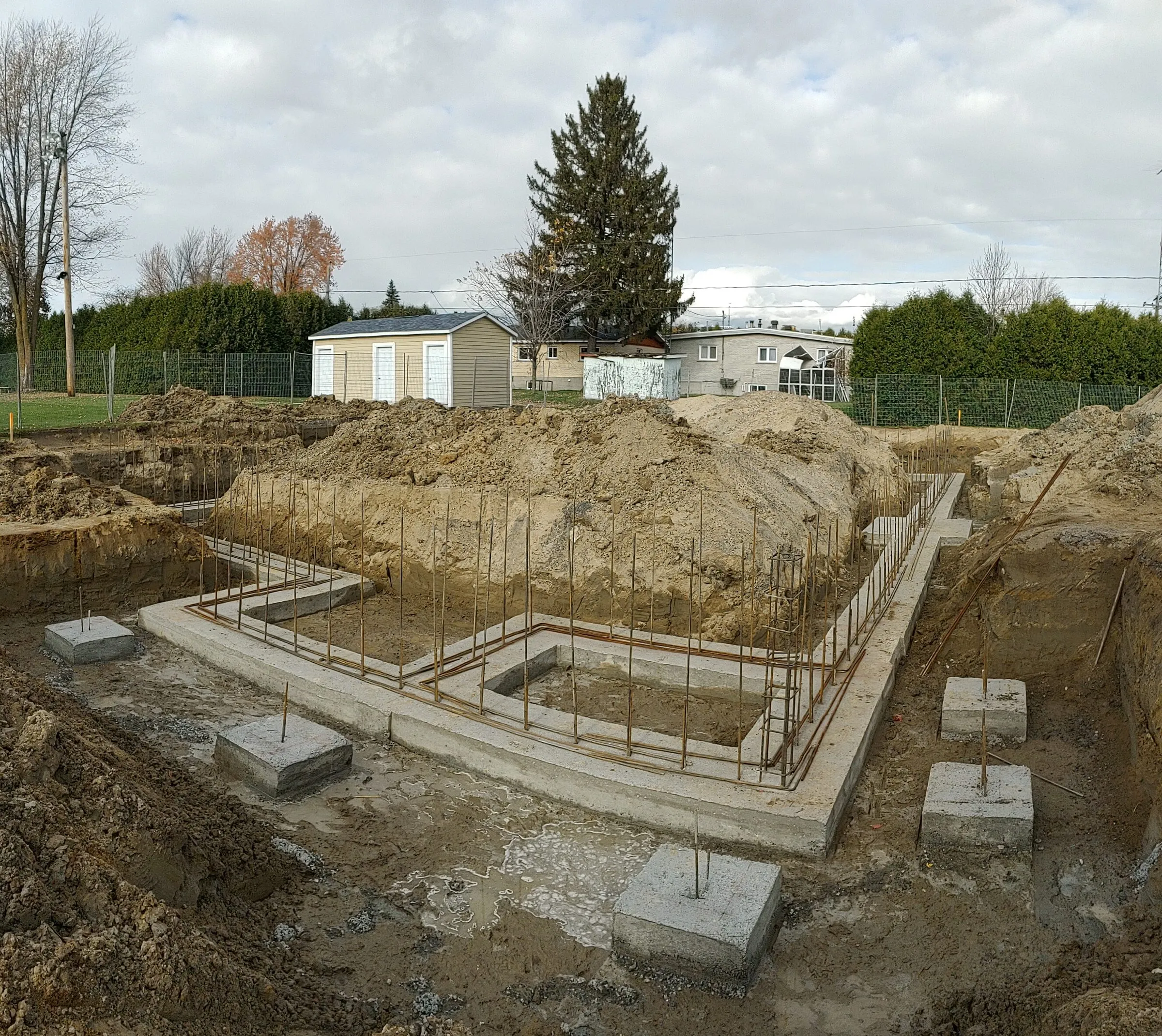 Fondations coulées et semelles en place au début du chantier