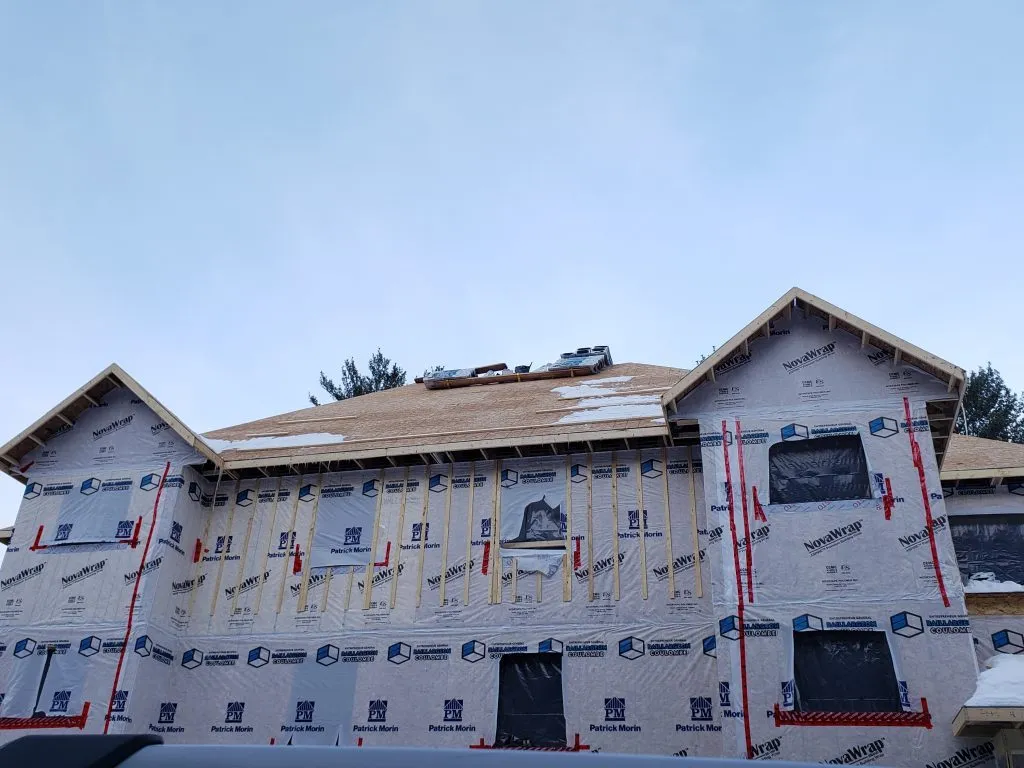 Les deux pignons et le pontage de toit en panneaux, façade sous membrane pare-air