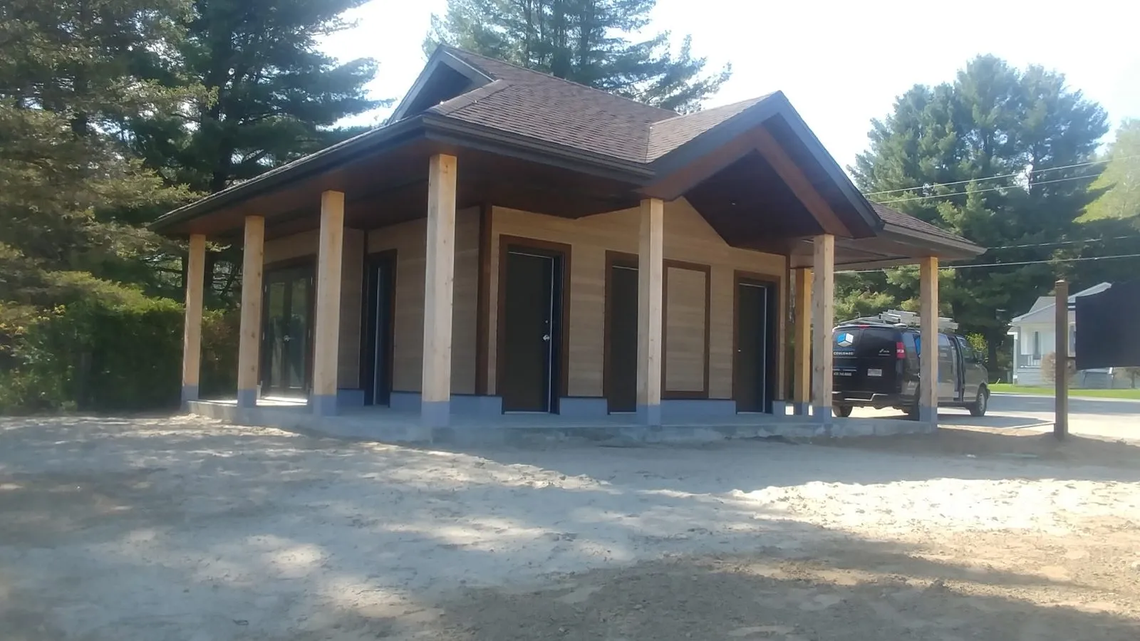 Le pavillon vu depuis l'aire de gravier, galerie sur colonnes de bois et accès distincts