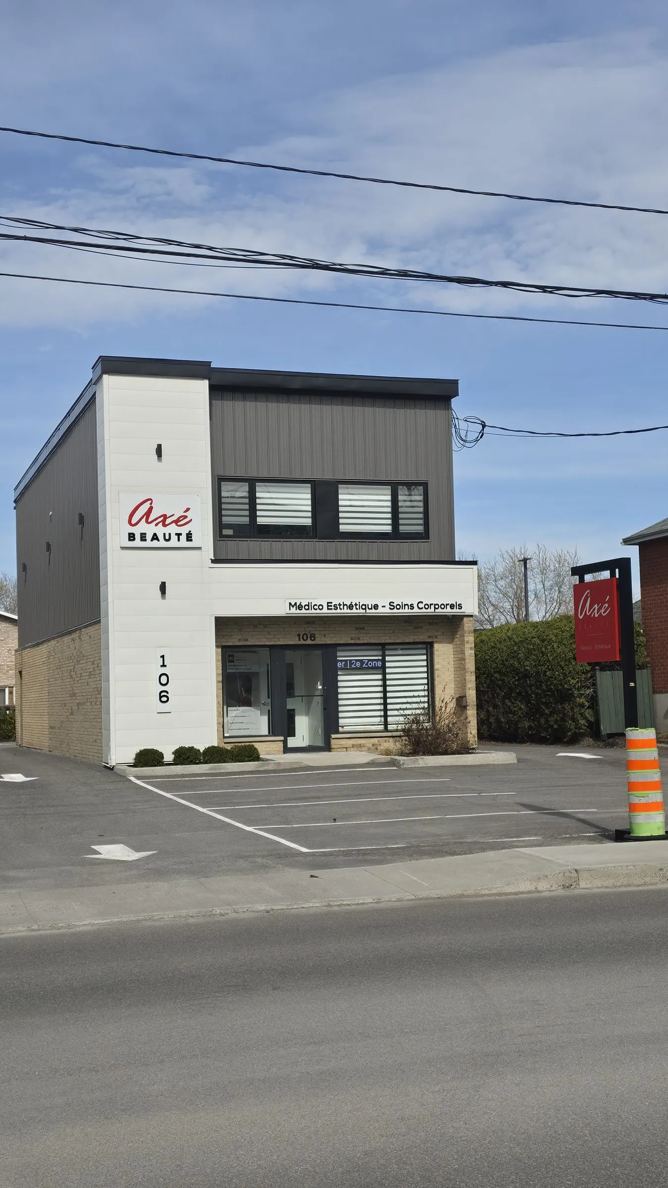 Le centre d'esthétique terminé : deux niveaux, façade claire et enseigne sur l'angle