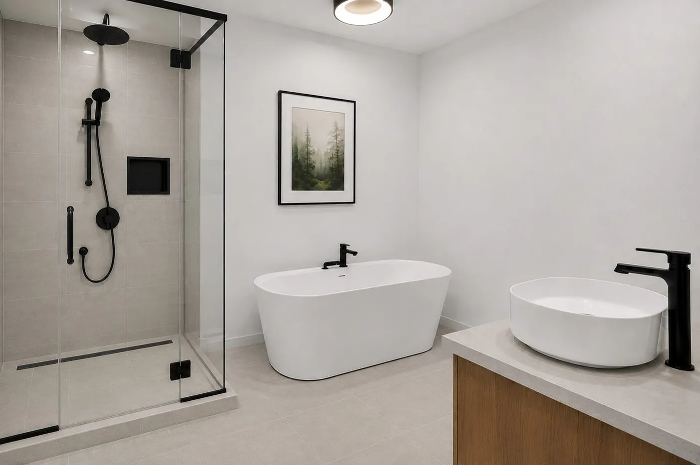 Salle de bain avec bain autoportant blanc, douche en verre et vanité en bois
