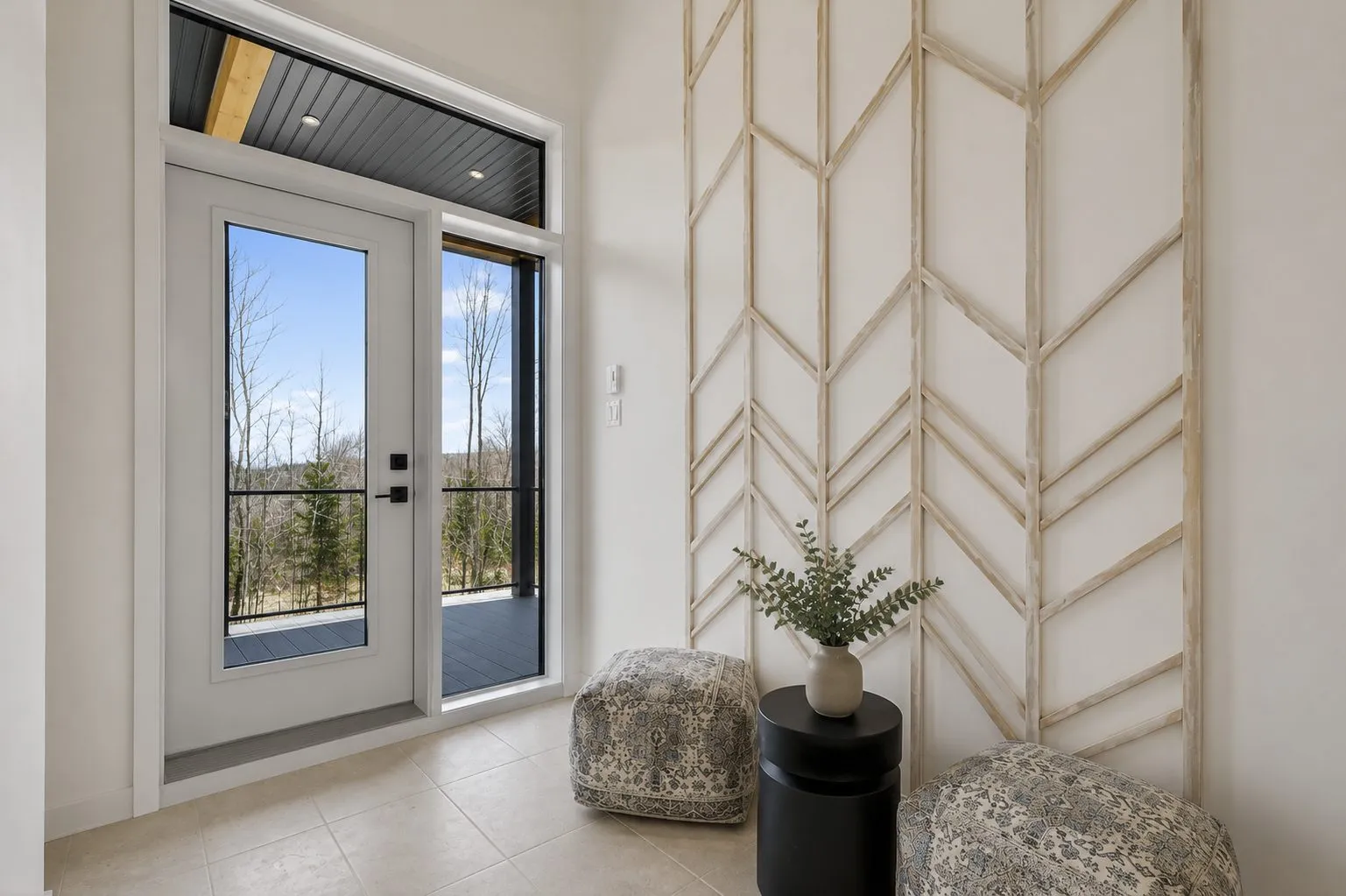 Hall d'entrée avec mur décoratif en lattes de bois à chevrons
