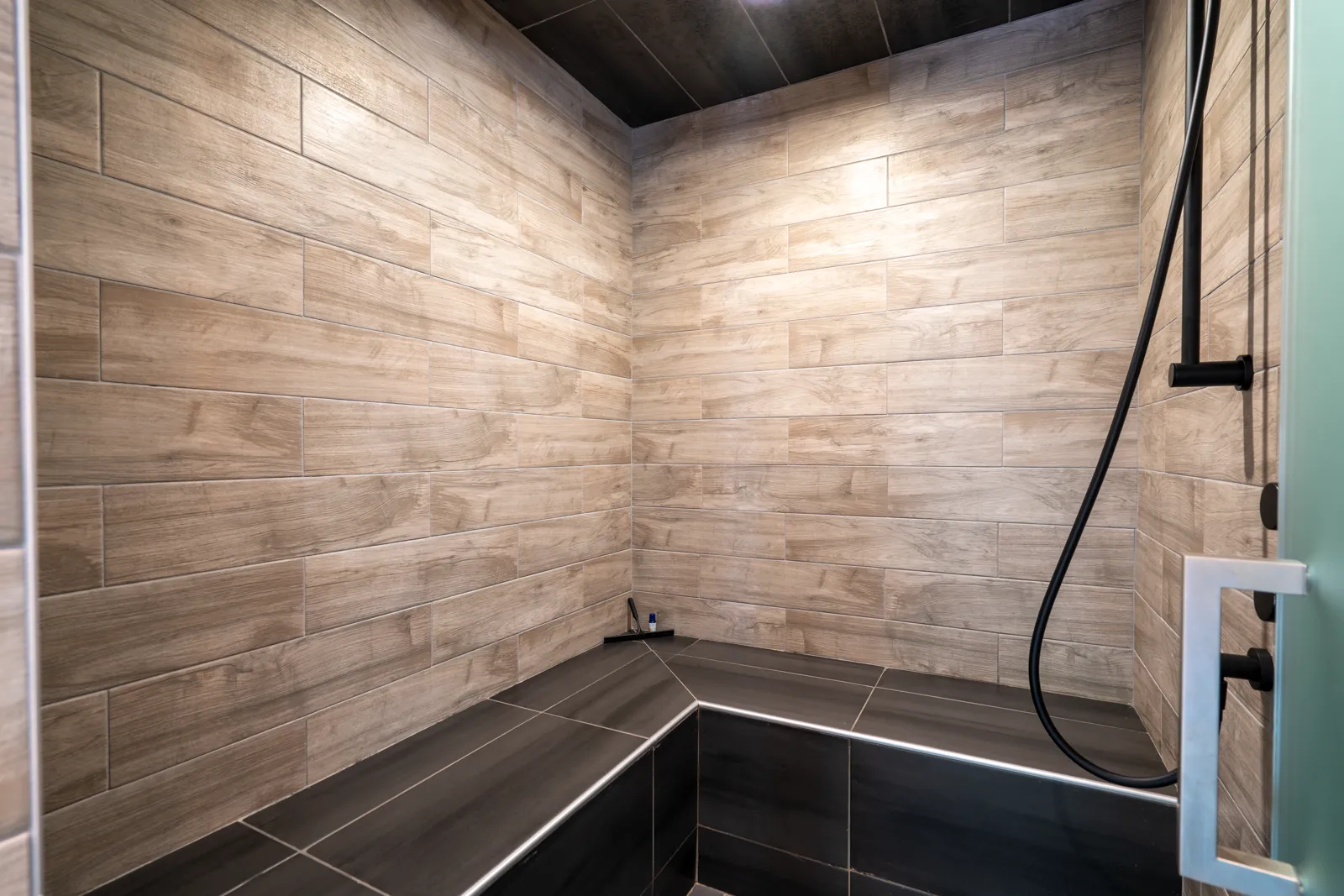 Salle de bain avec douche italienne