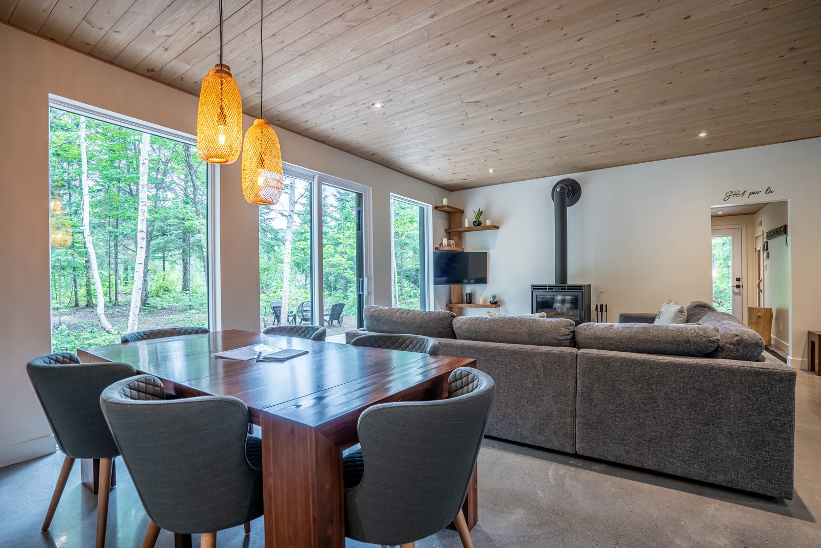 Salon principal avec vue panoramique sur la forêt