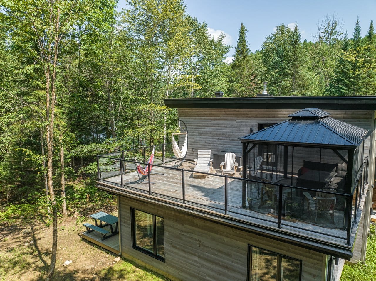 Chalet en bois intégré à un site forestier dans Lanaudière