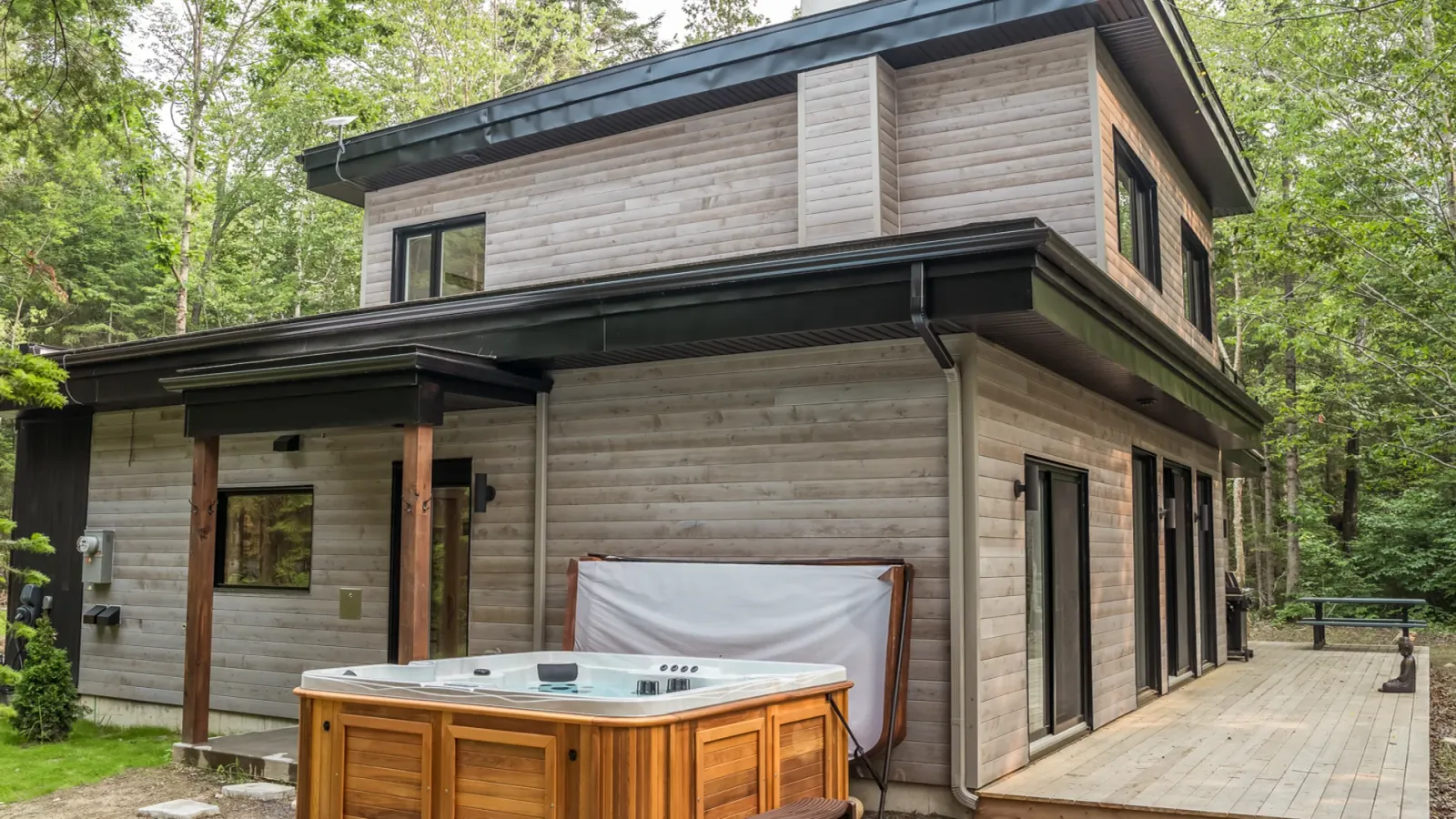 Chalet LEED de Saint-Côme livré : façade en bois et spa nordique, après le chantier décrit dans cet article
