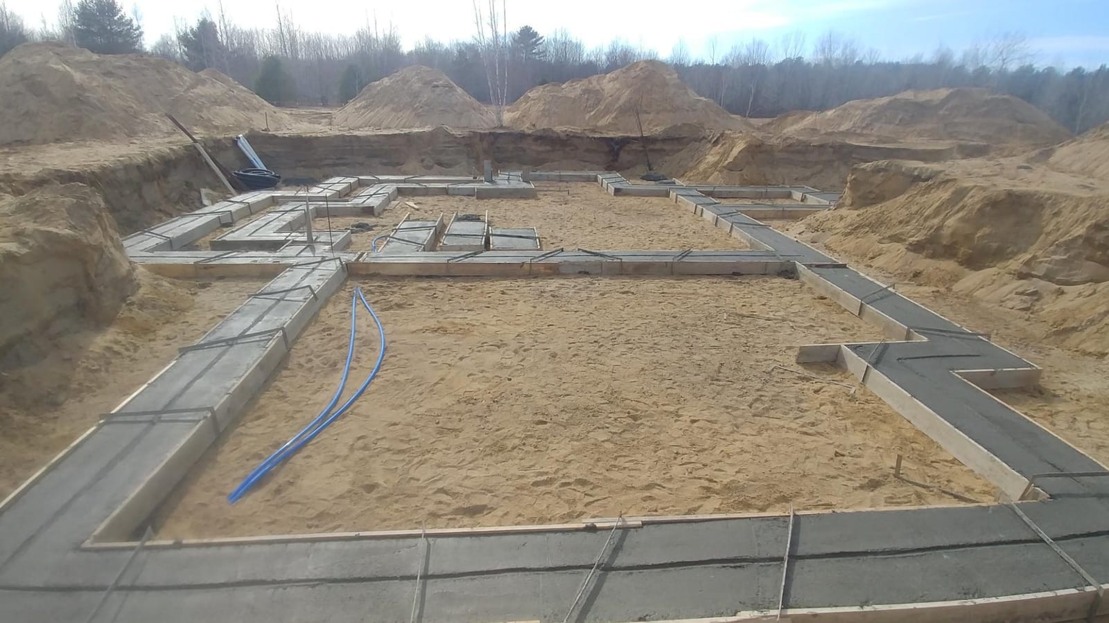 Calendrier de construction de maison sur tableau de chantier